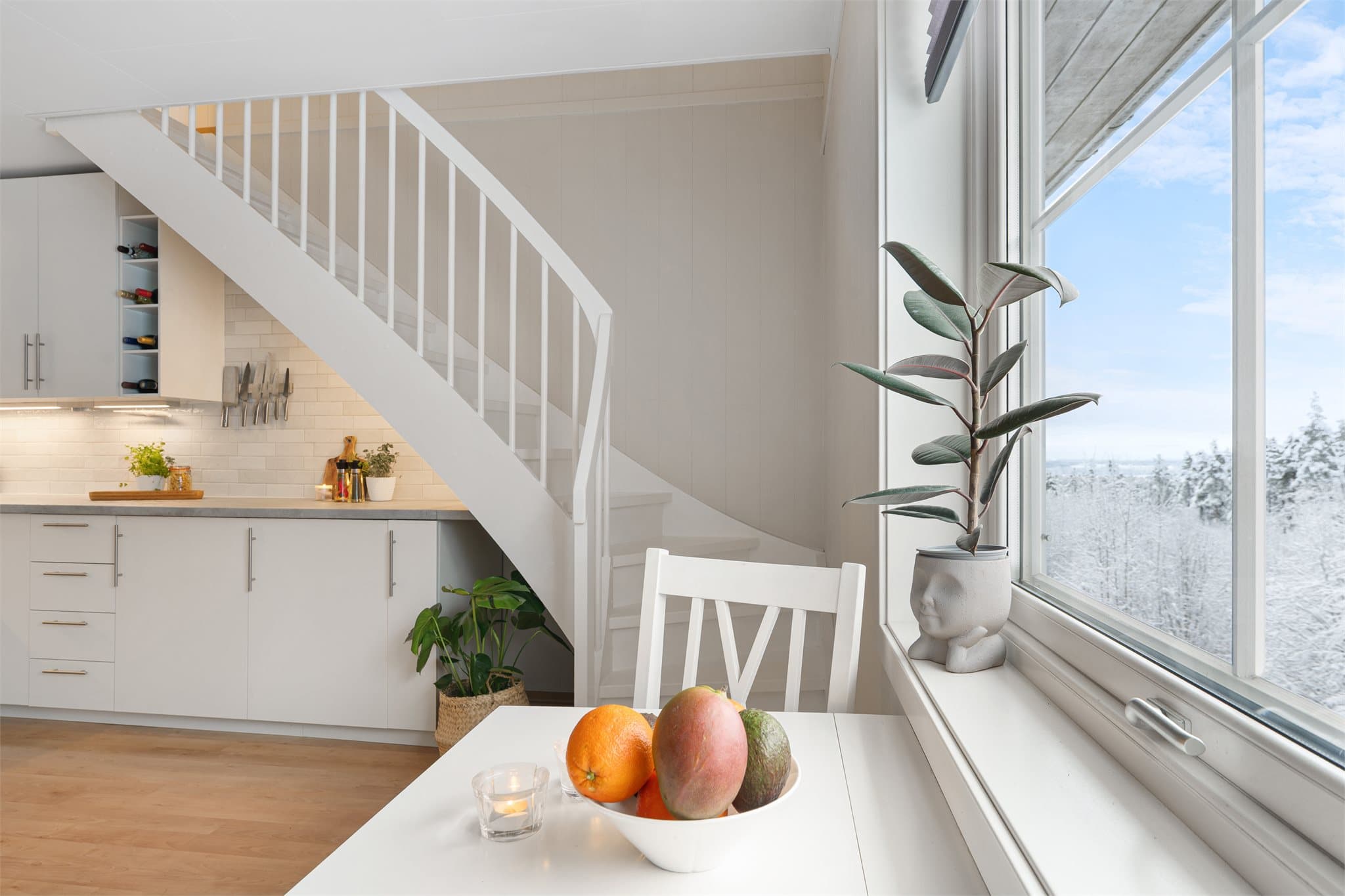 Leiligheten har hyggelig utsyn til skogsområde.