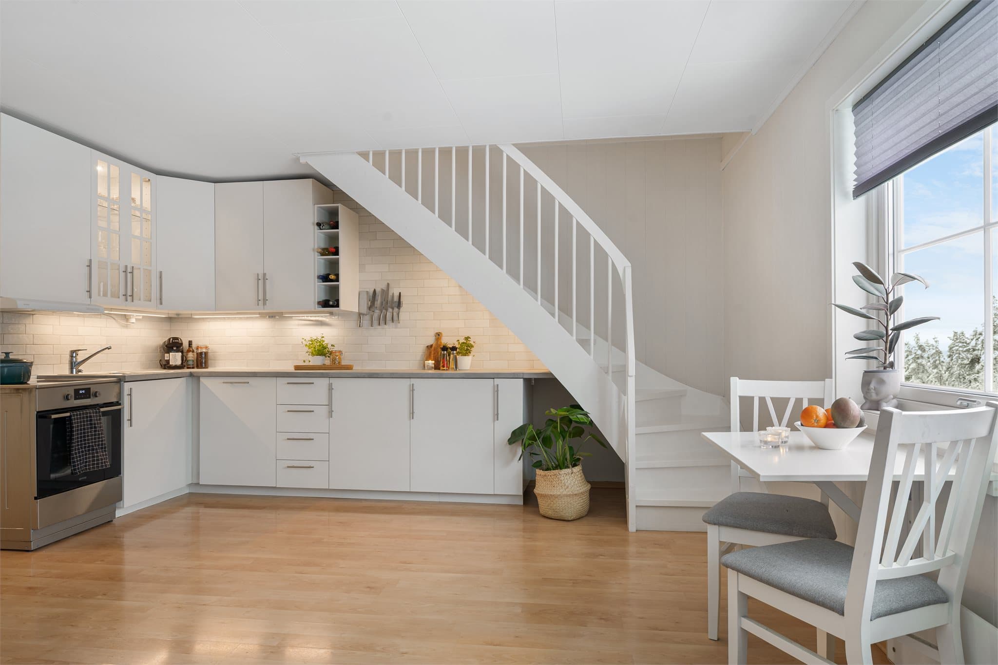 Deler av kjøkkeninnredning og benkeplate er fra nyere tid og det er praktiske fliser mellom benk og overskap.