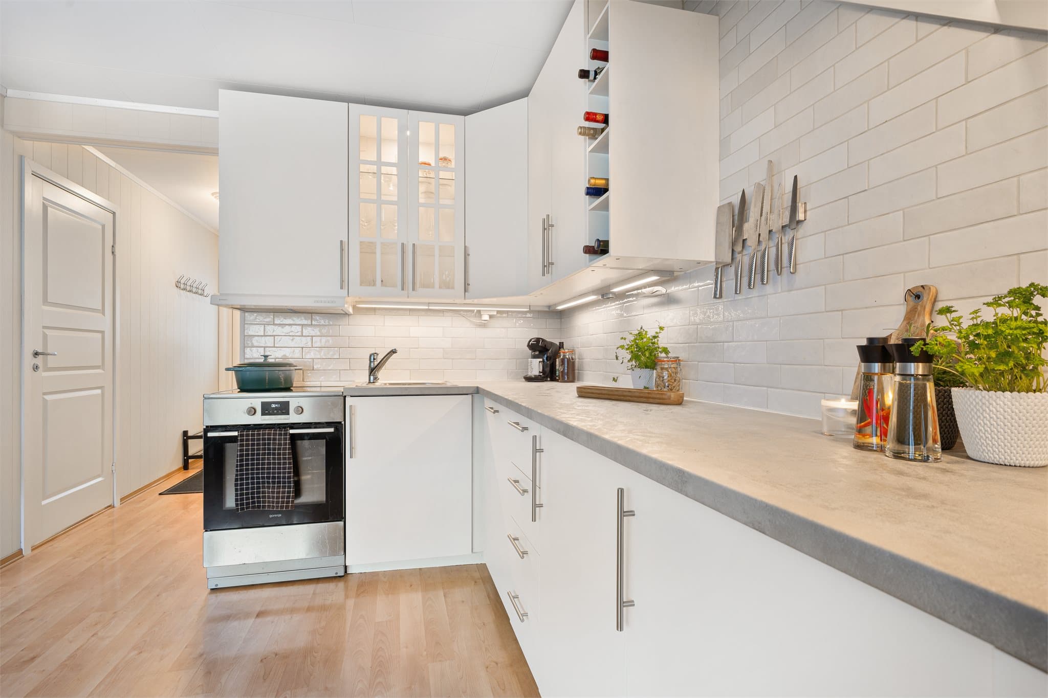 Mellom benk og overskap er det satt opp fliser for enkelt renhold.