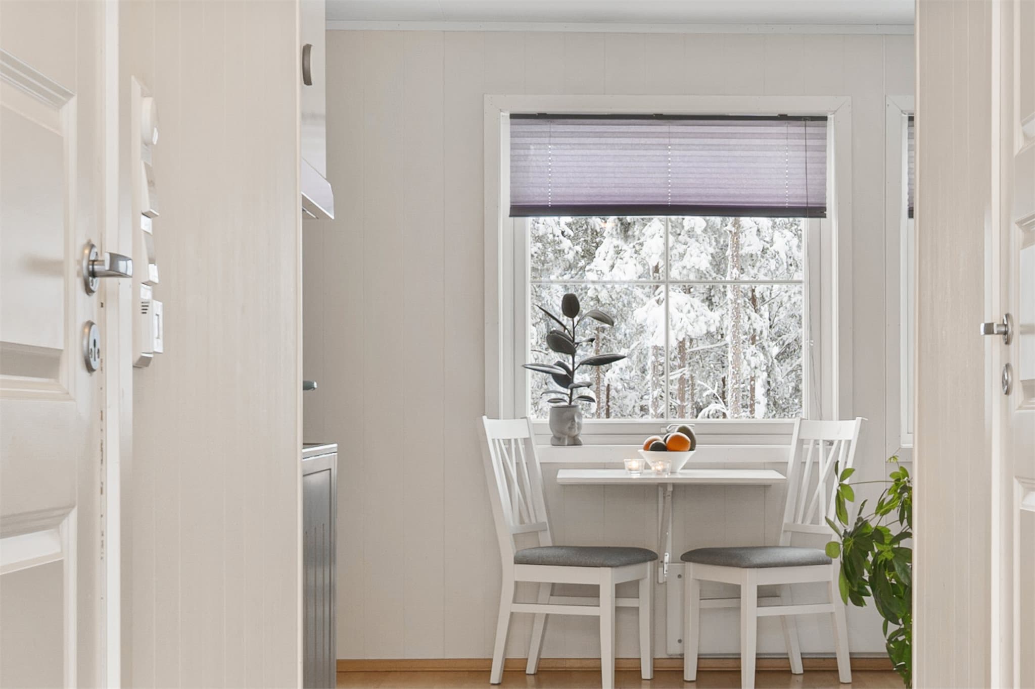 Fra entreen kommer man inn til en åpen stue/kjøkkenløsning.