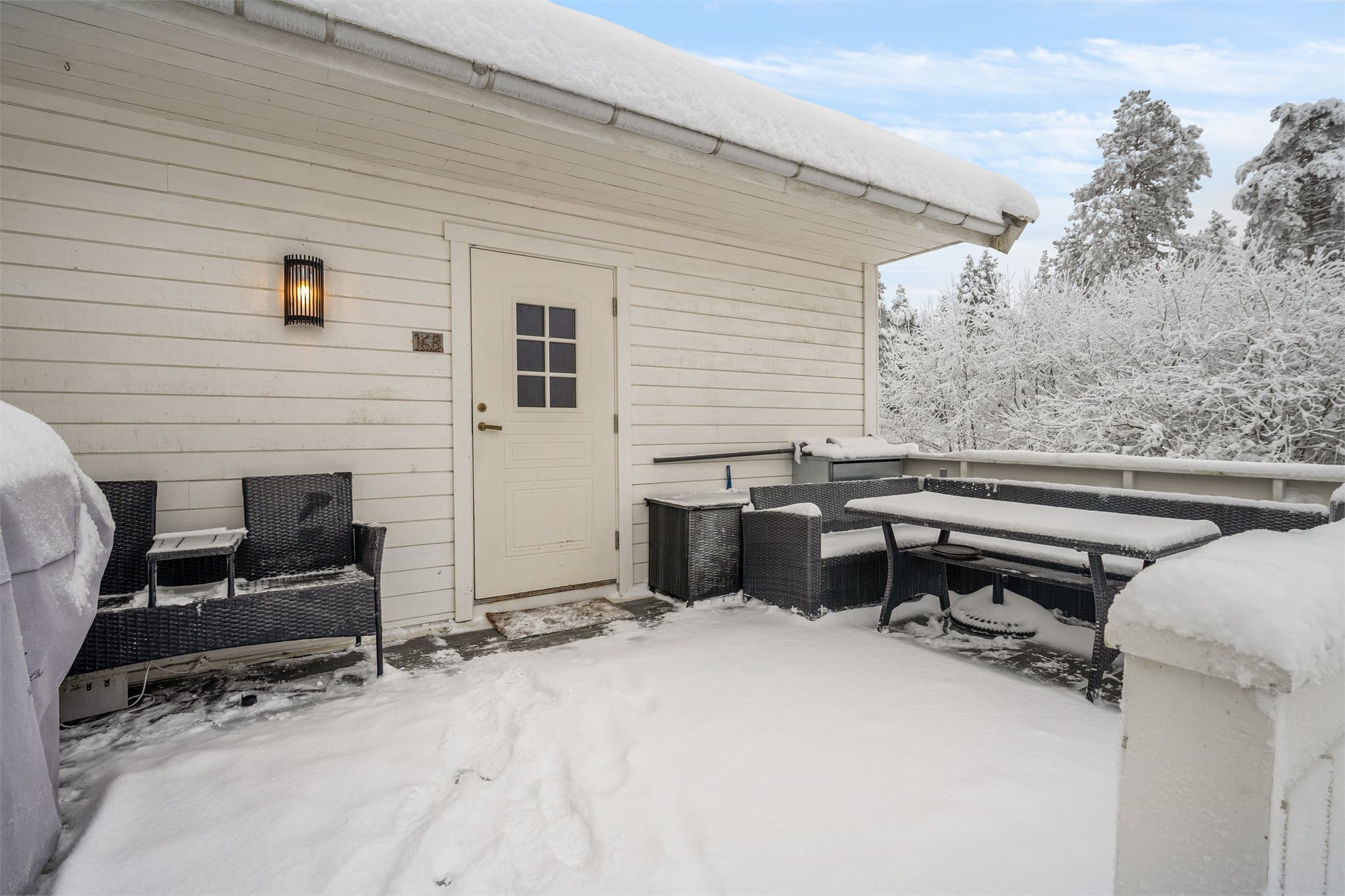 Leiligheten har et hyggelig inngangsparti hvor det er plass til møblement.