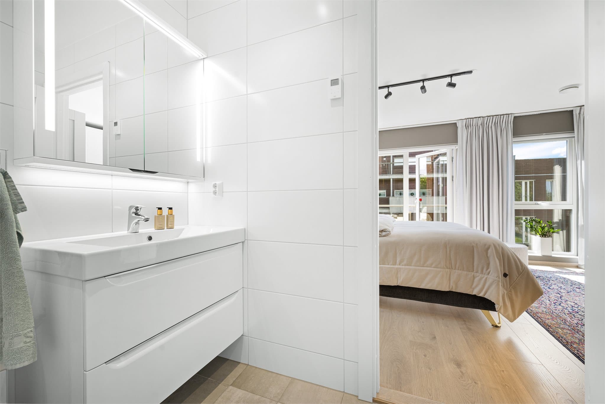 Store flater, vindu for naturlig lys og en gjennomført moderne standard gir rommet en lys, eksklusiv og behagelig hotellfølelse.