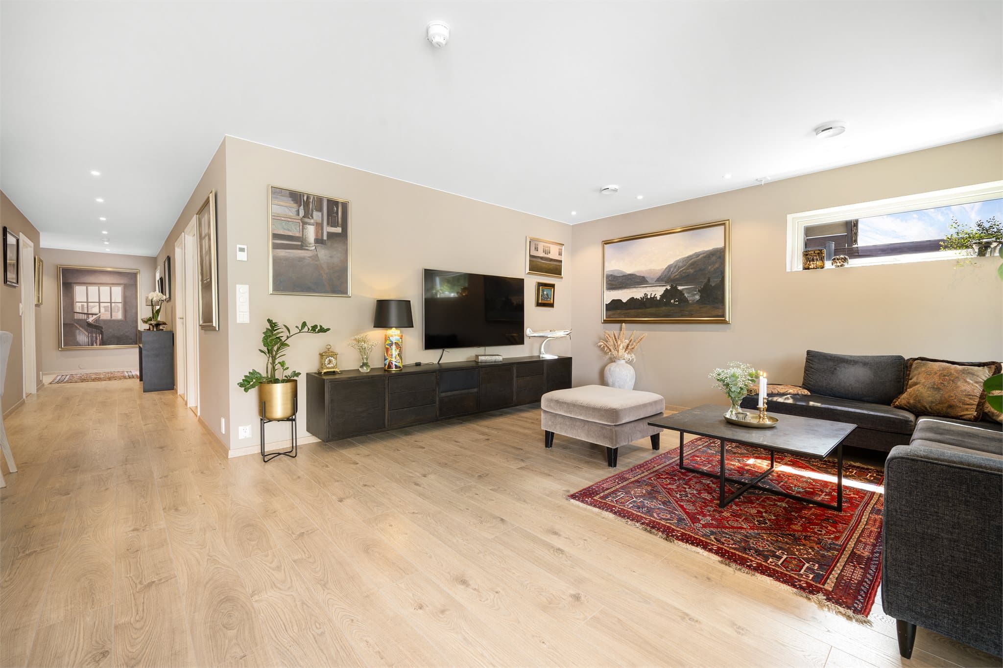 Den nordiske stilen preger hvert rom med rene linjer, lyse fargetoner, utstrakt bruk av downlights og moderne 1-stavs laminatgulv.