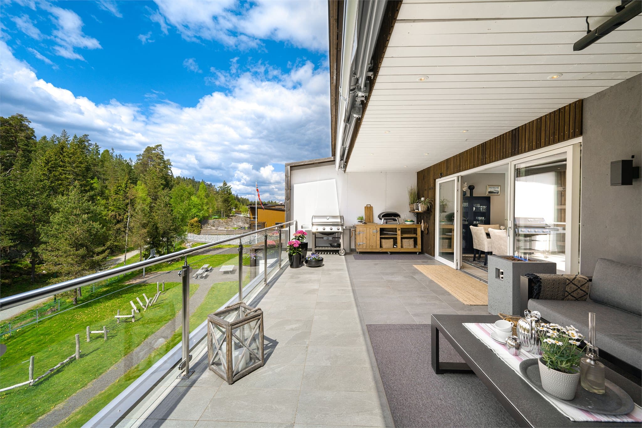 Balkongen er på 32 kvm og har god plass til ulike møbleringssoner.
