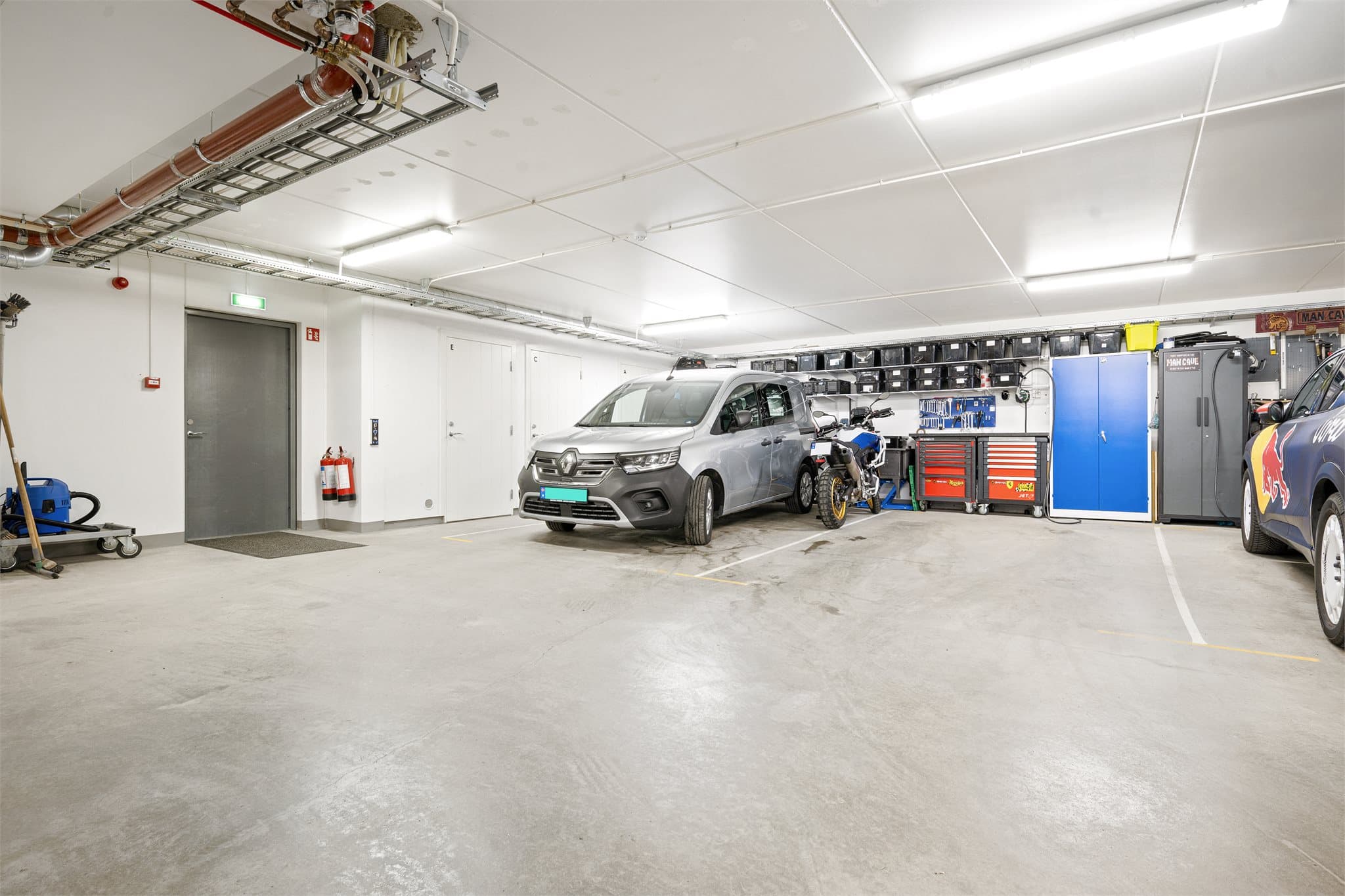 Leiligheten disponerer 2 garasjeplasser, begge m/ladeboks i lukket garasjekjeller samt en romslig sportsbod med gode oppbevaringsmuligheter. Fra garasjeanlegget er det heisadkomst direkte opp til leiligheten, noe som gir en enkel og komfortabel hverdag.