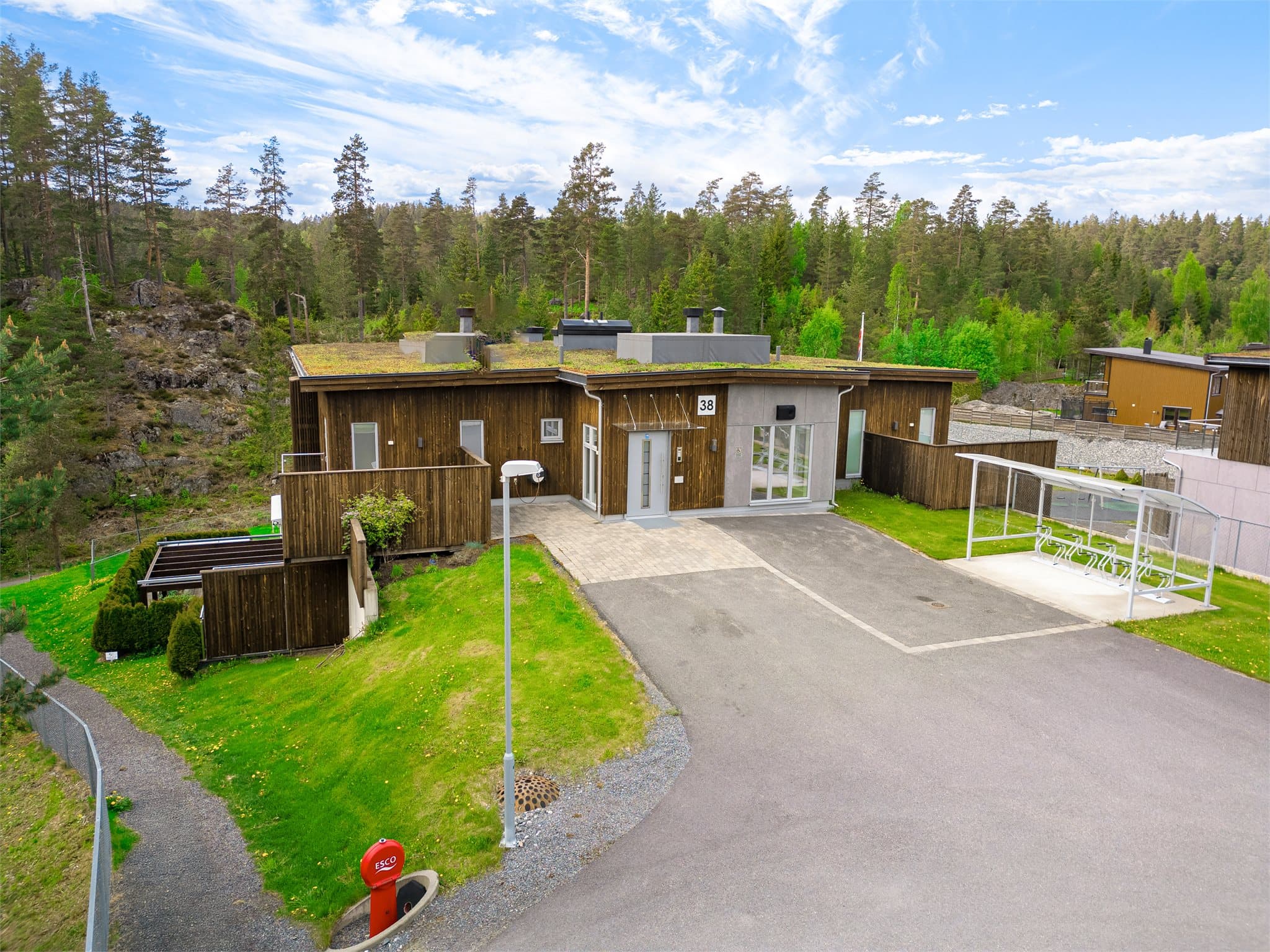 Adkomst til leiligheten er direkte fra inngangsparti på bakkeplan, samt med heisadkomst fra garasjekjeller.