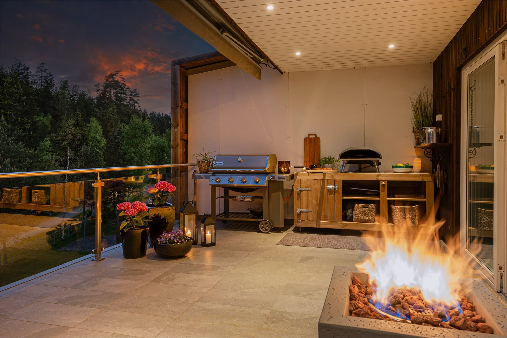 Stor og gjennomført terrassebalkong med eksklusiv loungefølelse. Her er det god plass til utekjøkken, grill, pizzaovn og flere sosiale soner – perfekt for både hverdagskos og hyggelige sammenkomster med familie og venner.