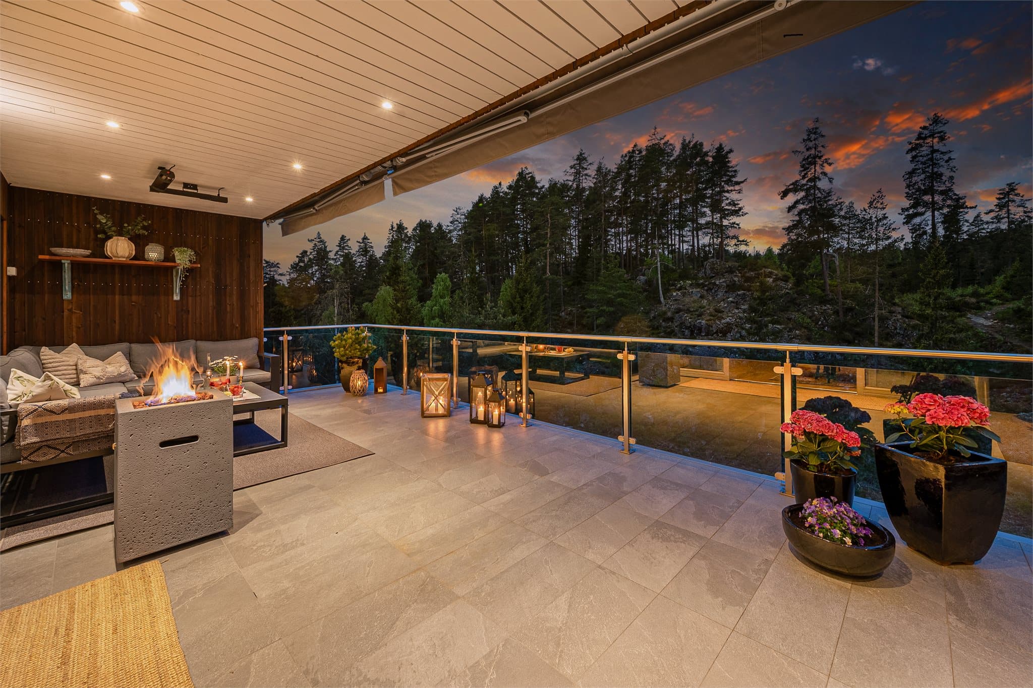 En imponerende uteplass med høy trivselsfaktor! Her får du en lun og innbydende terrasse med plass til både matlaging, grilling, loungedel og spisegruppe – alt med vakker utsikt mot marka og skogen.
