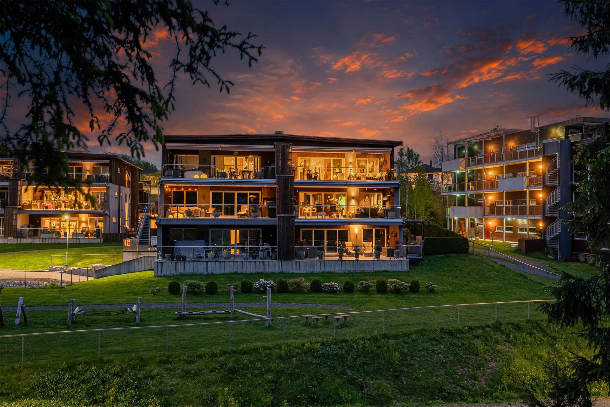 Emera Eiendomsmegling ved Solveig Granlund har gleden av å presentere Trettåsen 38! En svært velholdt og innbydende toppleilighet i populære og markanære Hektneråsen på Smestad i Rælingen kommune.