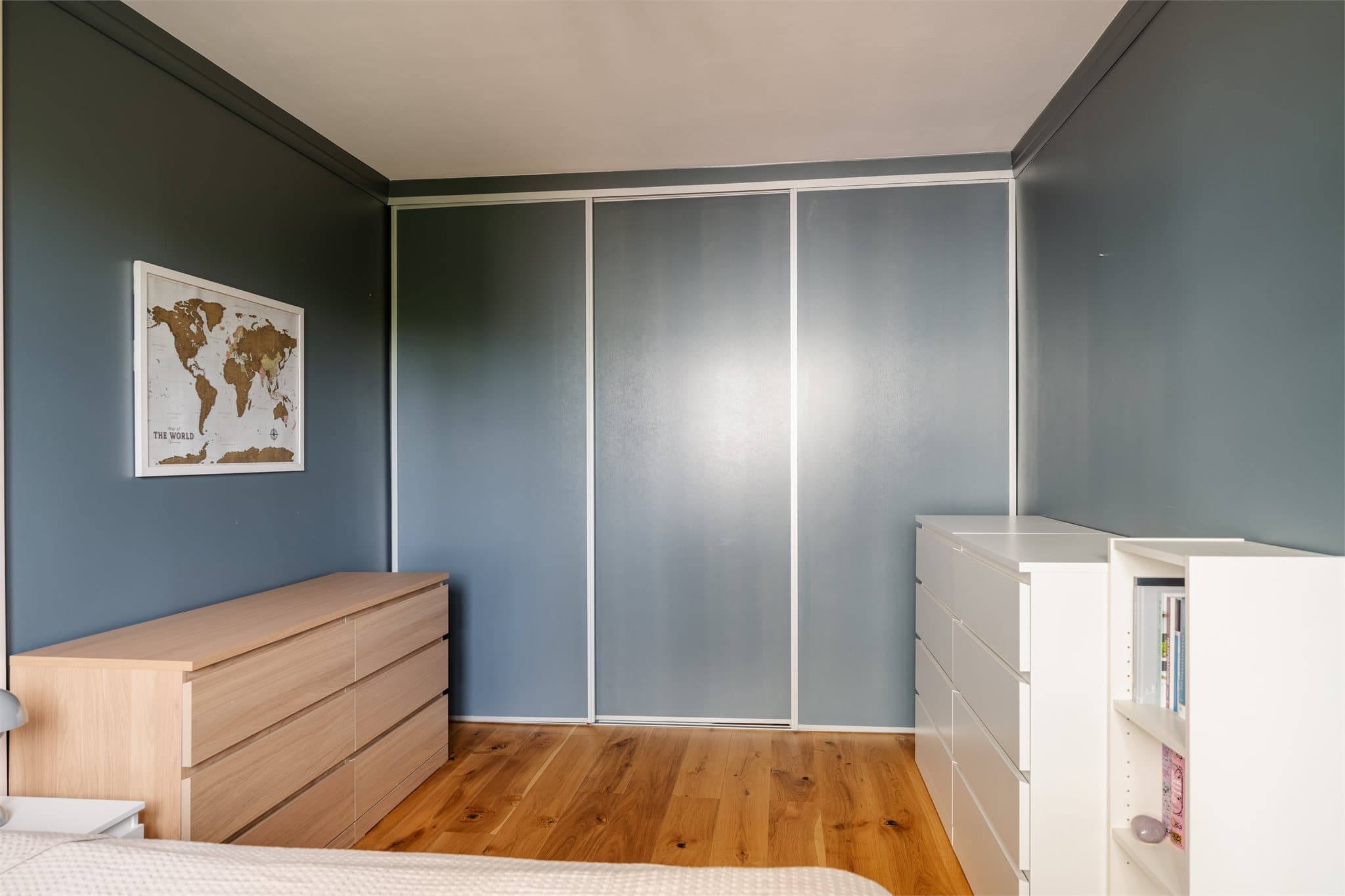 Hovedsoverommet har skyvedørsgarderobe.