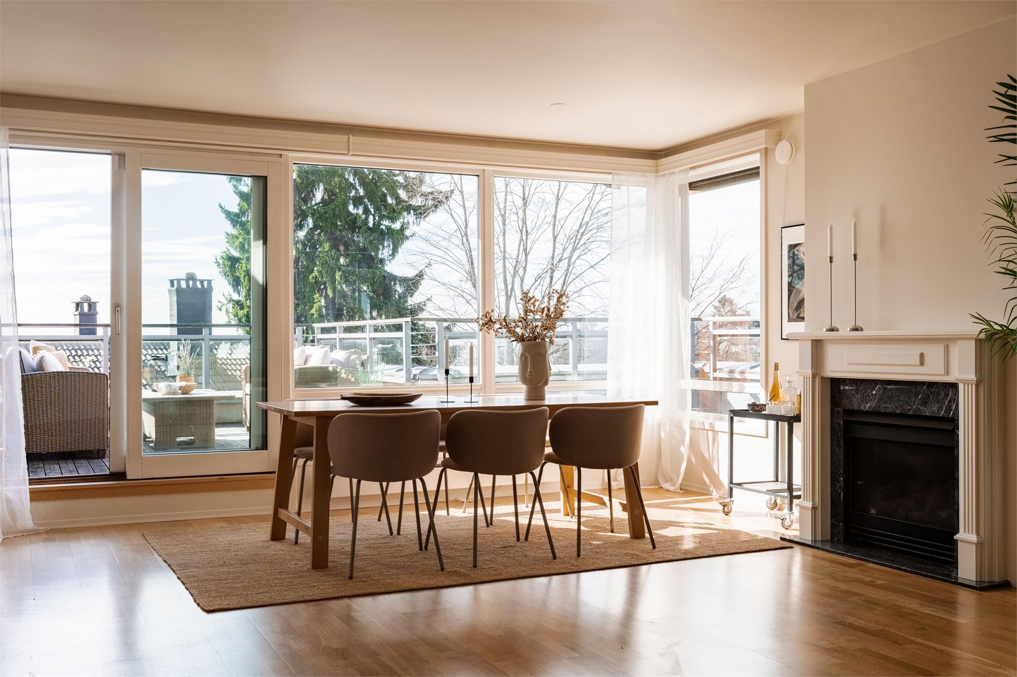 Her bor du på Vinderen, høyt og fritt i byggets toppetasje, med en solrik terrasse på 30 m².