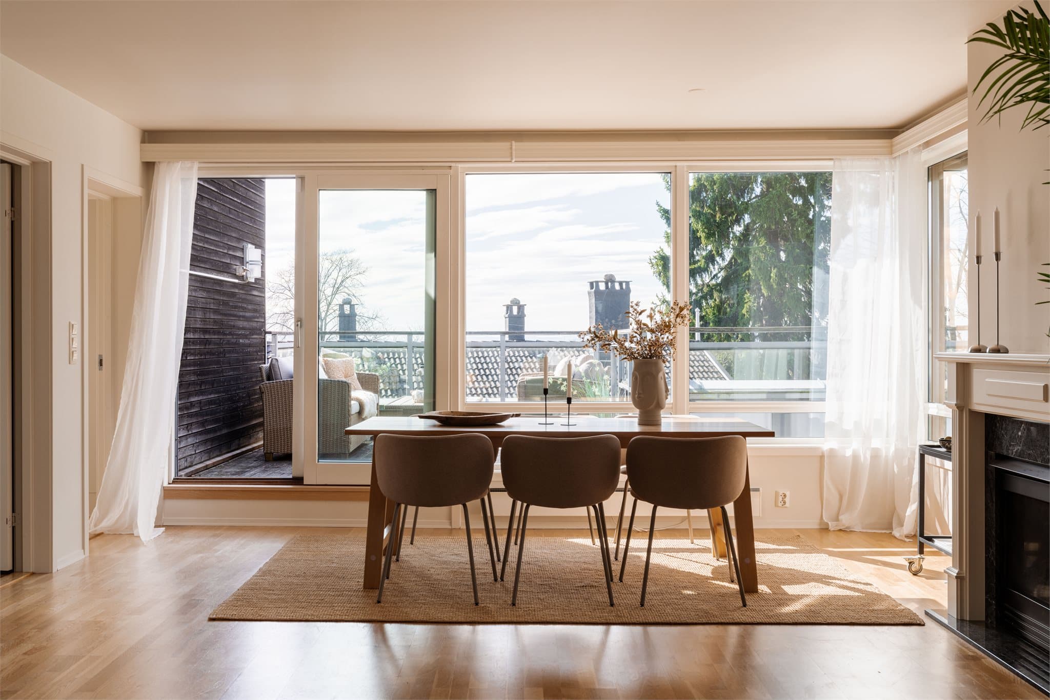 Stuen åpner ut mot terrassen, som på varme dager blir en naturlig forlengelse av rommet.