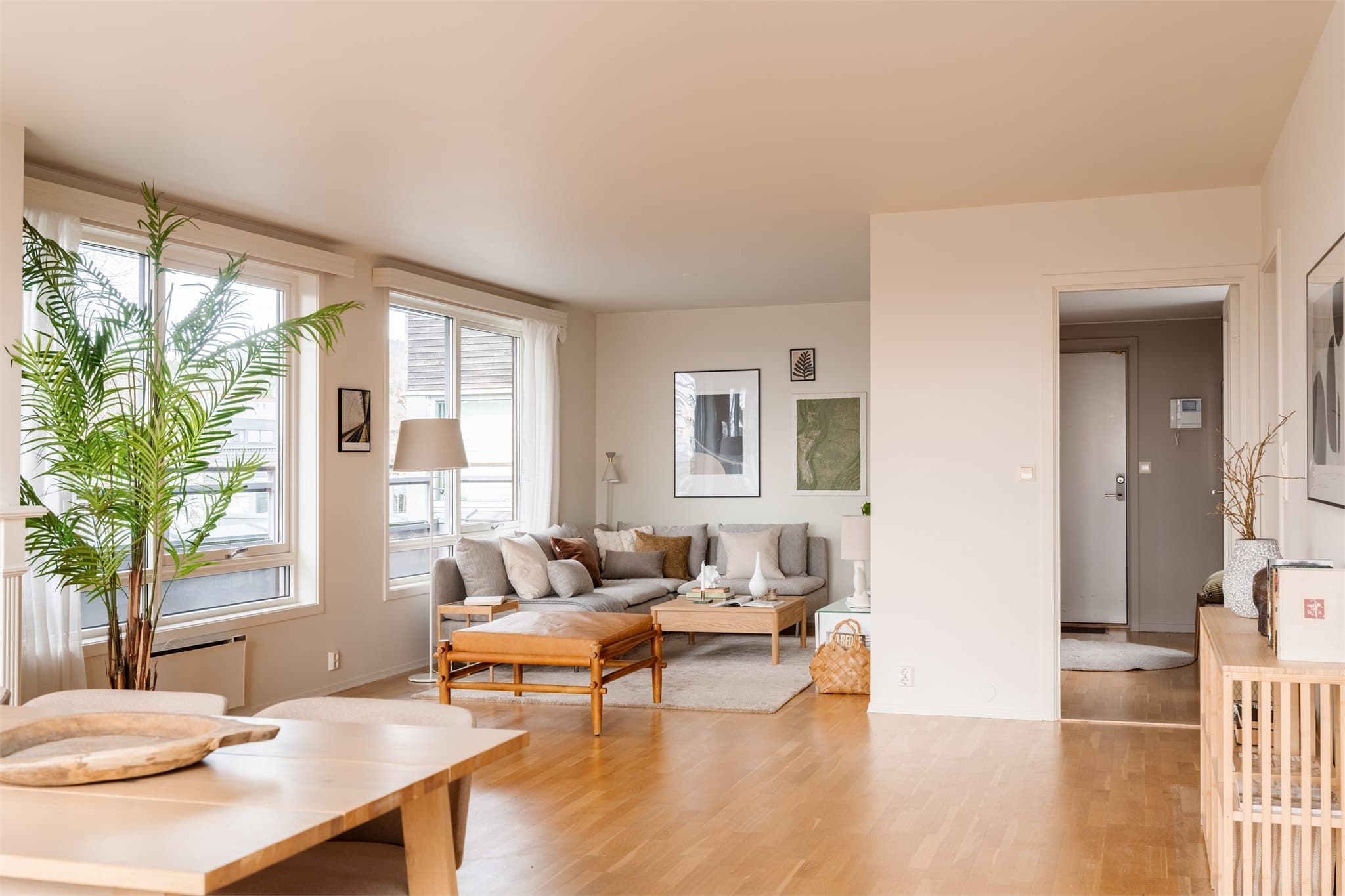 Hjørnet i rommet danner en naturlig sofakrok med god plass til både familie og venner.