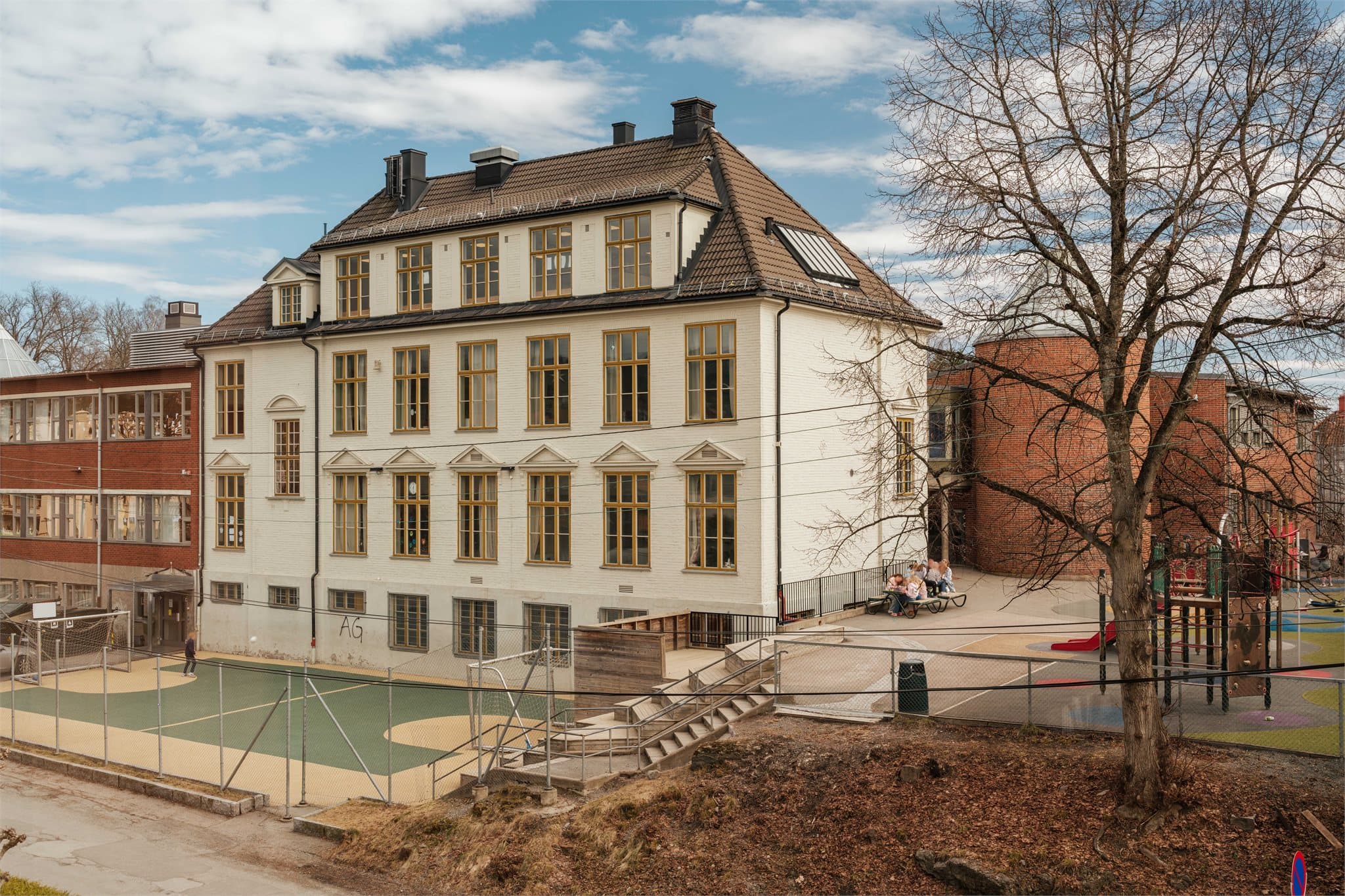 Vinderen skole (1–7 kl.) ligger rett over gaten fra boligen.