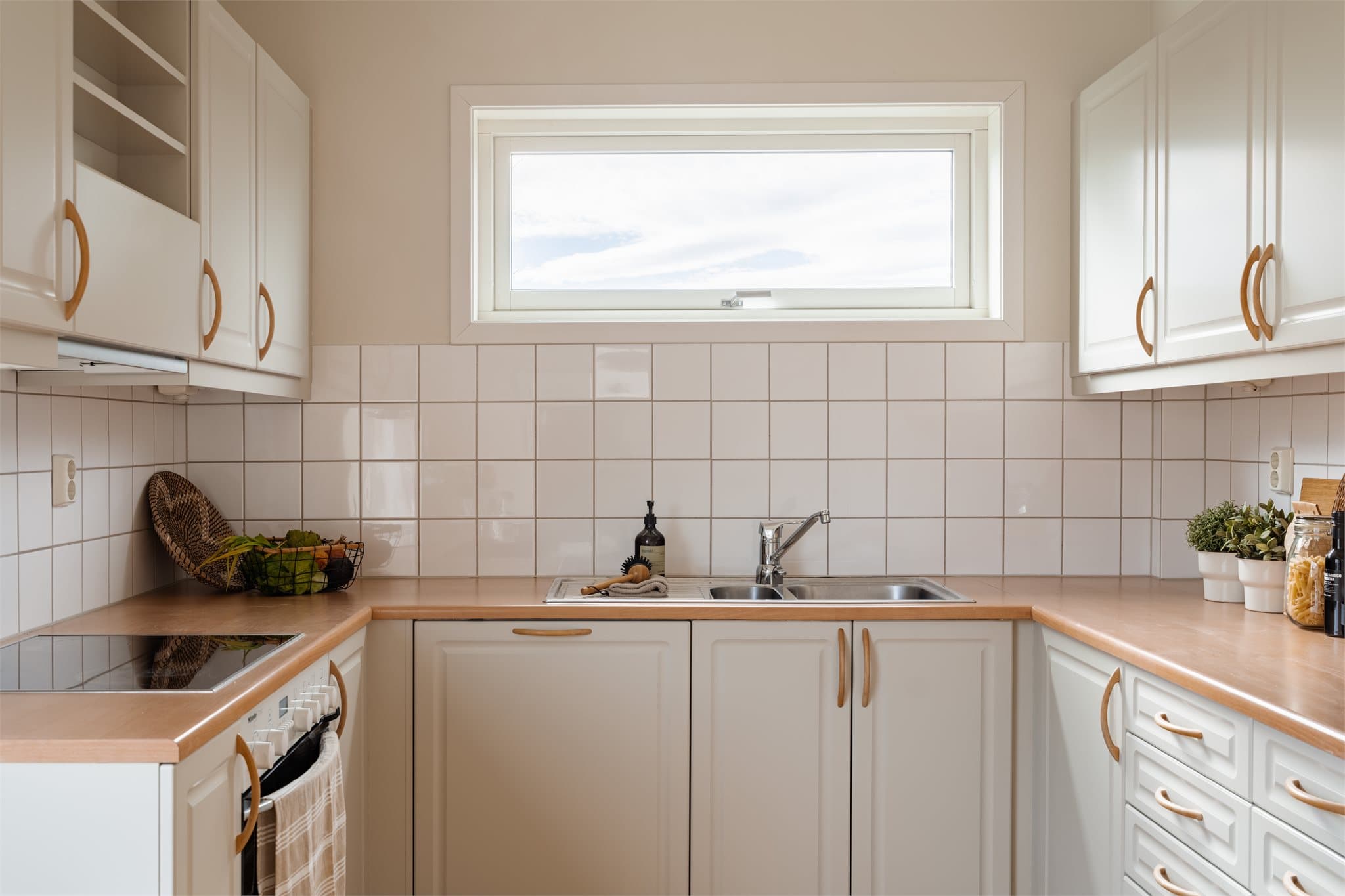 Kjøkkenet har lyse fronter som er nymalt i 2026, og er oppgradert med ny vifte og komfyrvakt.