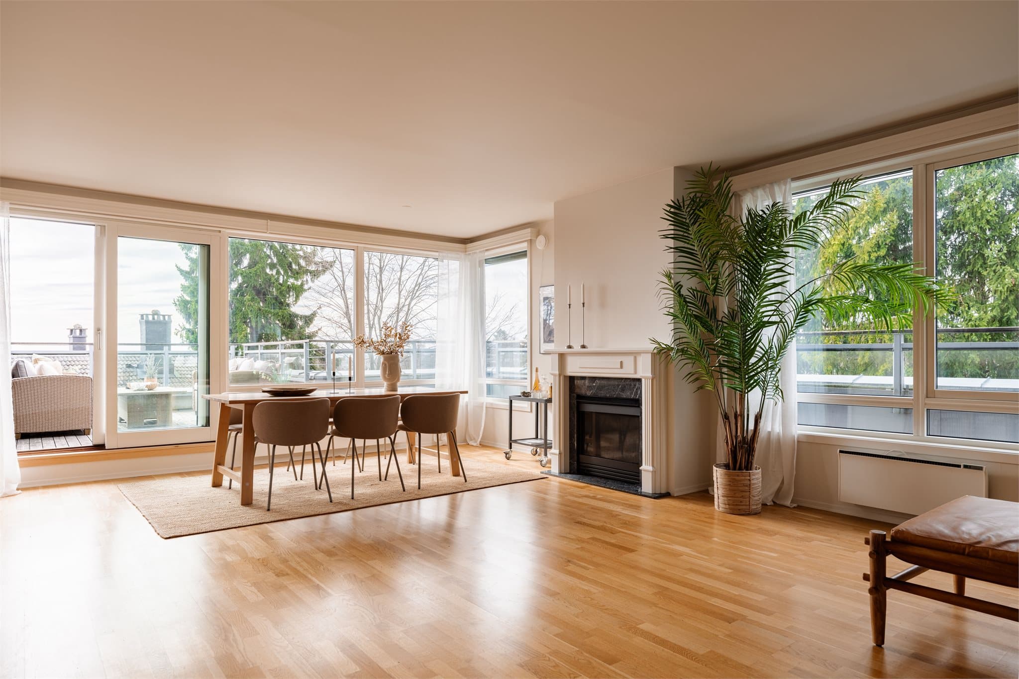 Stuen fungerer som leilighetens naturlige samlingspunkt. Tak og vegger er nymalt i 2026.