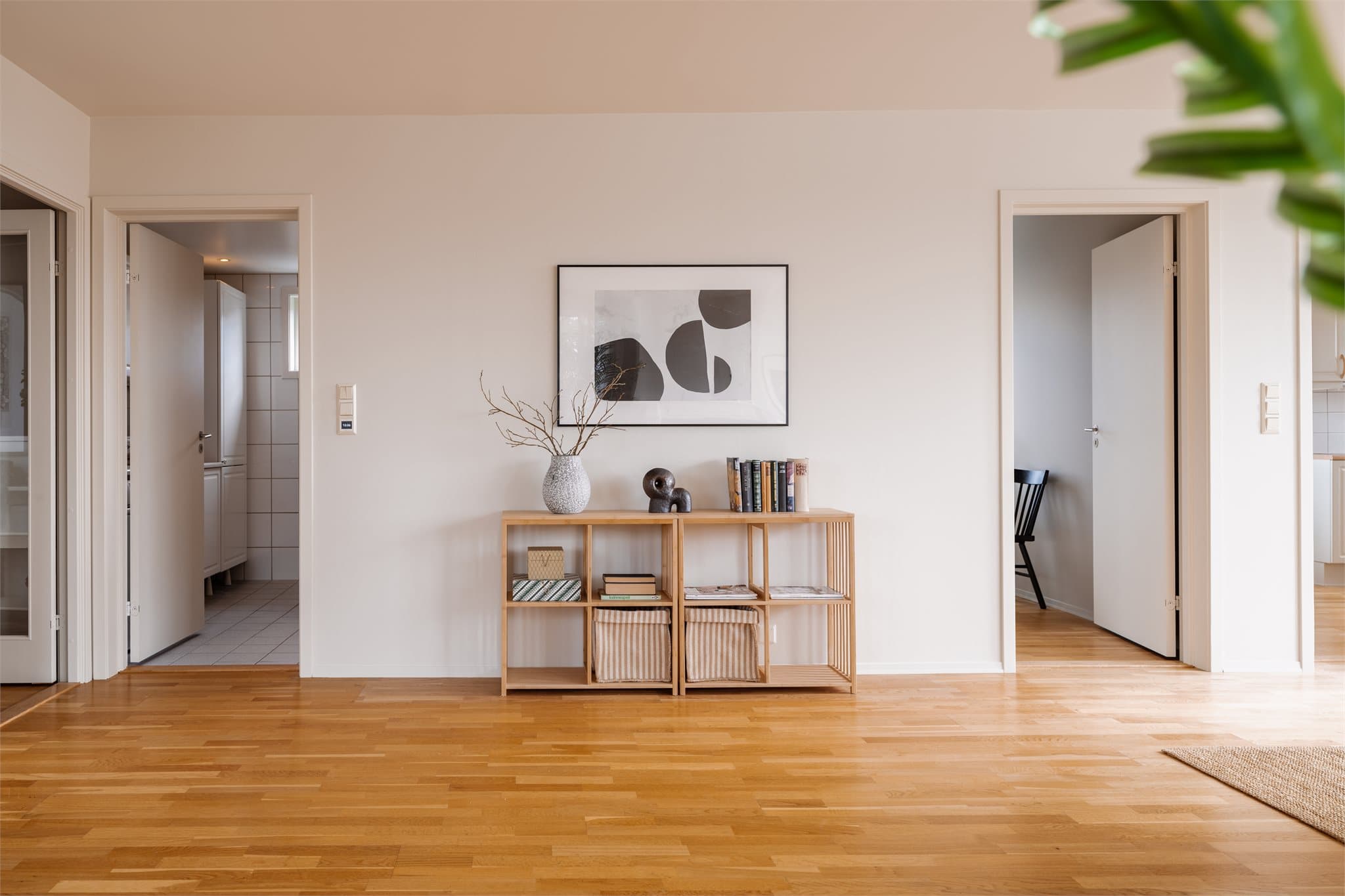 Den romslige stuen gir fleksible møbleringsmuligheter, med enkel adkomst til bad, kjøkken og soverom.