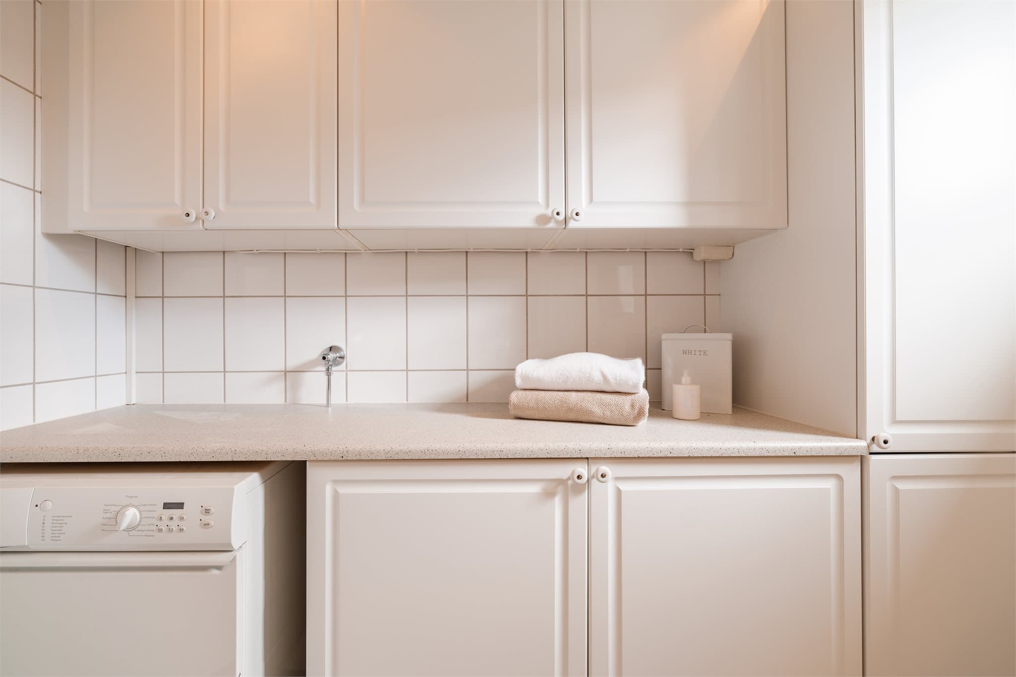 Her er det svært gode oppbevaringsmuligheter i skapløsningene, samt integrerte hvitevarer inkludert.