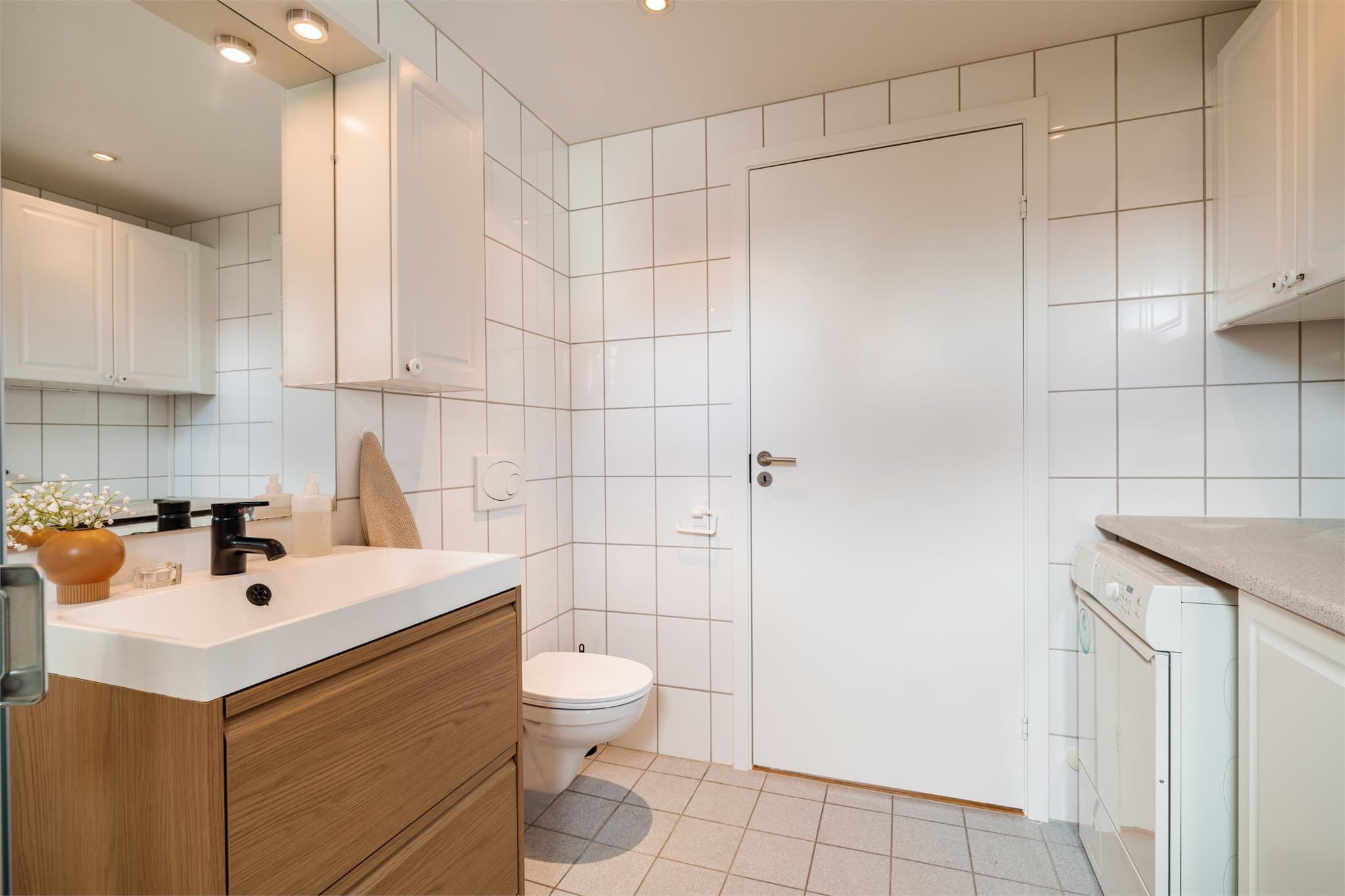 Rommet er utstyrt med toalett og servant med innredning, hvor servant er ny i 2026.