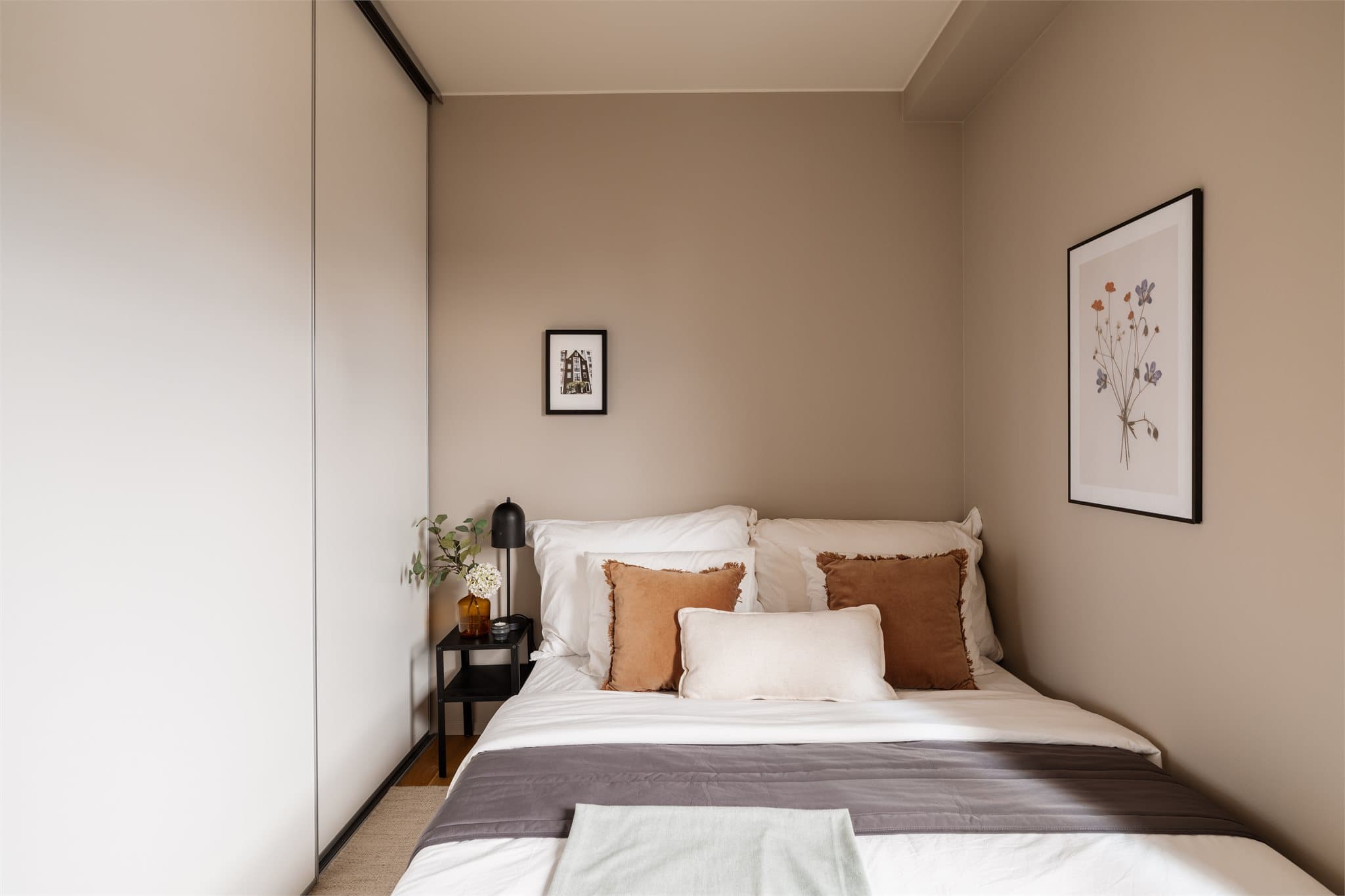 Soverommet ligger tilbaketrukket i boligen og oppleves som et roligere rom.