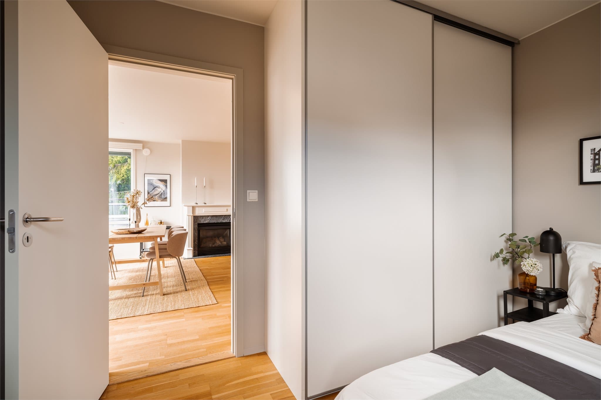 Her er det plass til dobbeltseng, samt innebygd garderobeskap som gir godt med oppbevaringsplass.