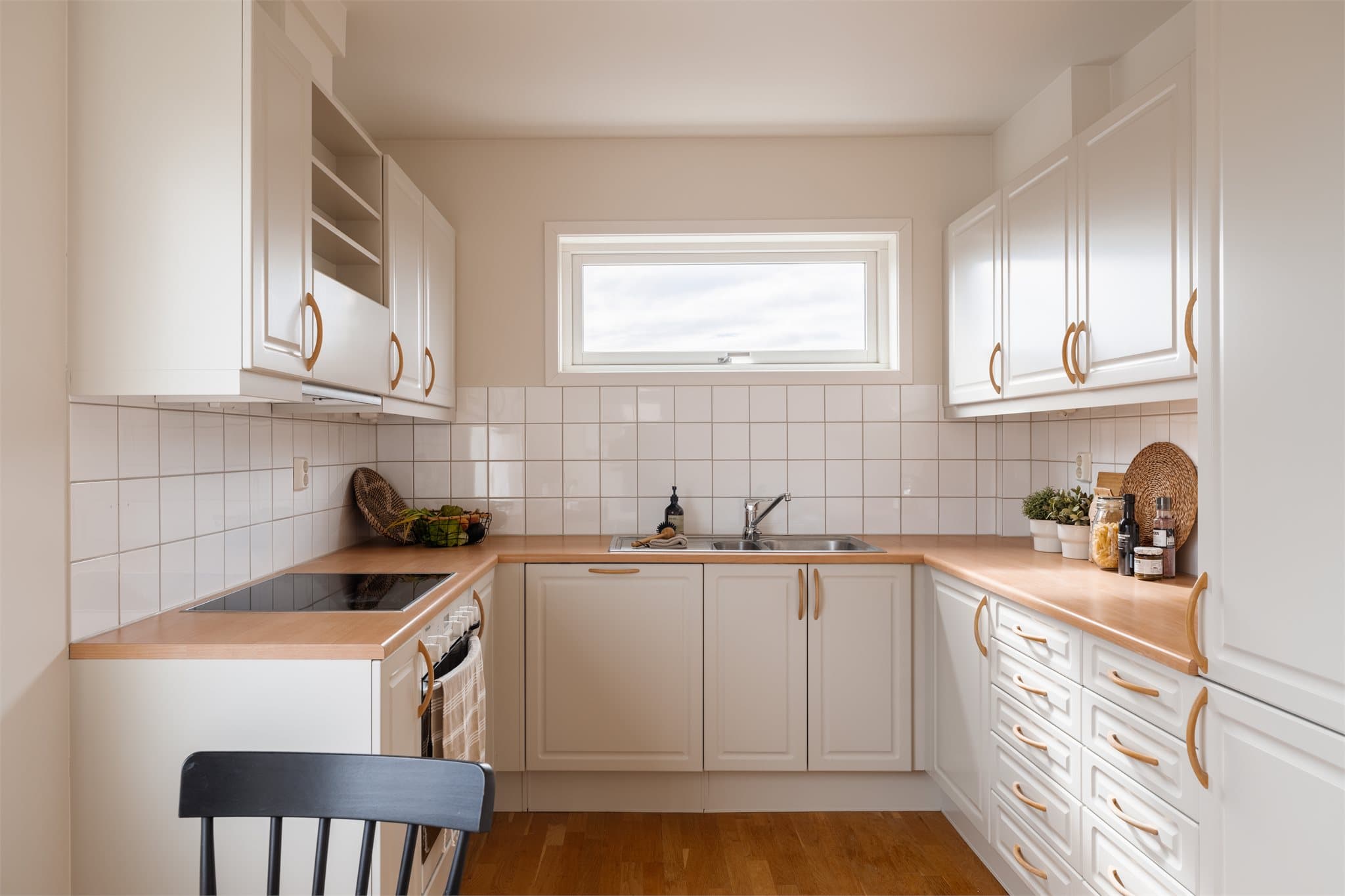 Den U-formede løsningen gir gode arbeidsforhold og effektiv utnyttelse av både skap- og benkeplass.