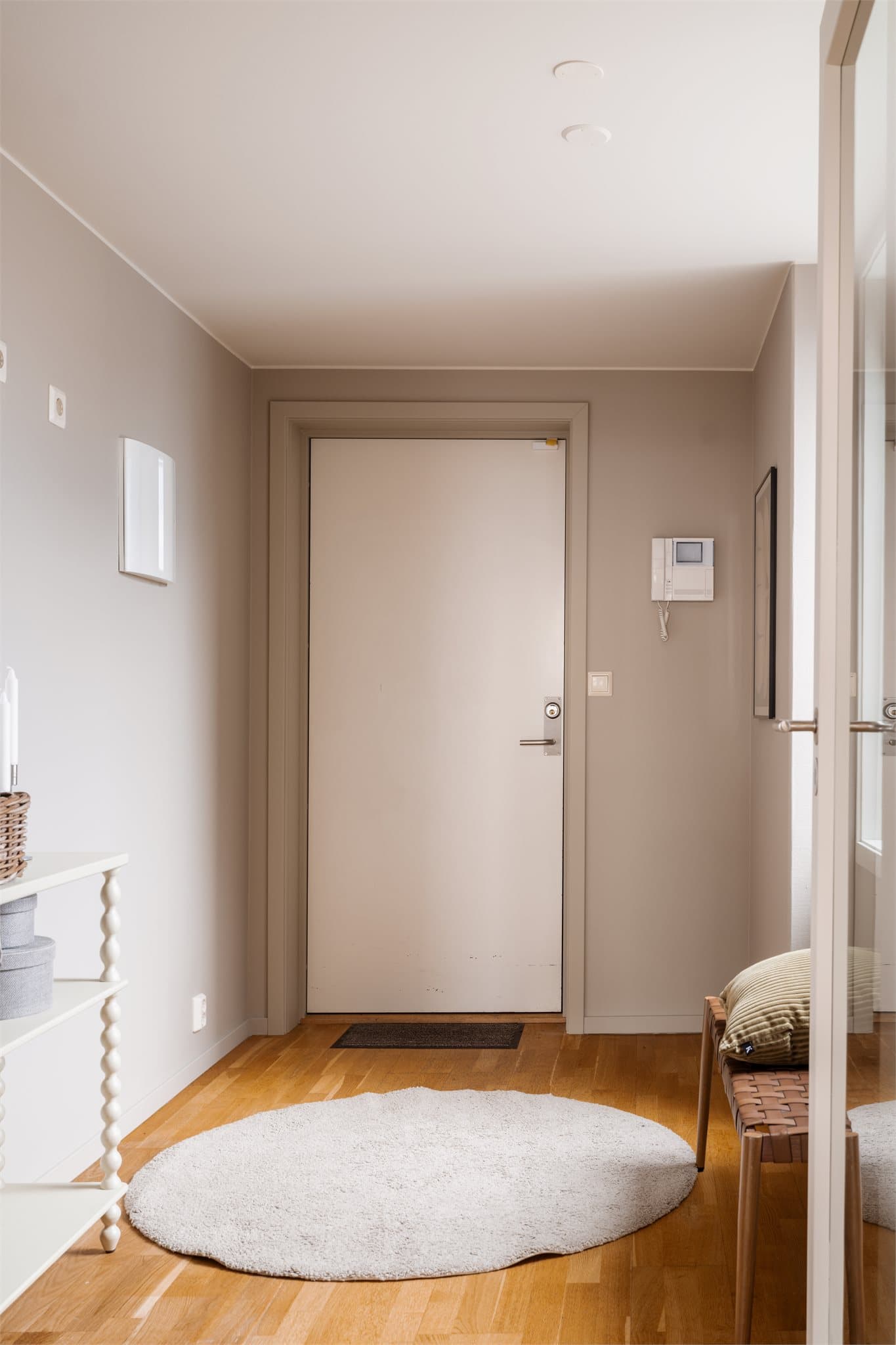 Entréen gir plass til å lande litt når du kommer hjem, med naturlig plass til yttertøy og oppbevaring