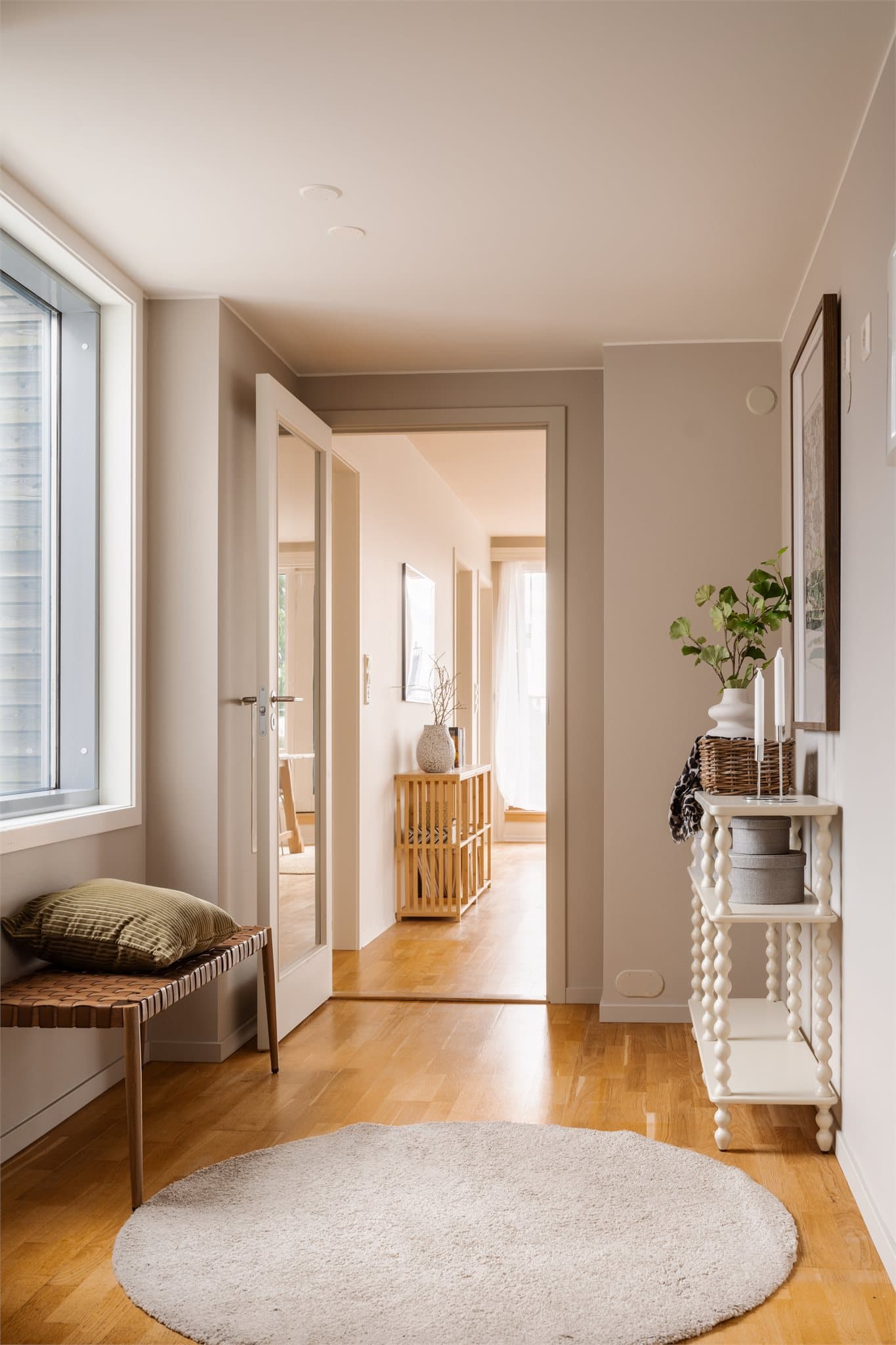 Leiligheten ønsker deg velkommen hjem med en romslig entréhall som gir et godt førsteinntrykk.