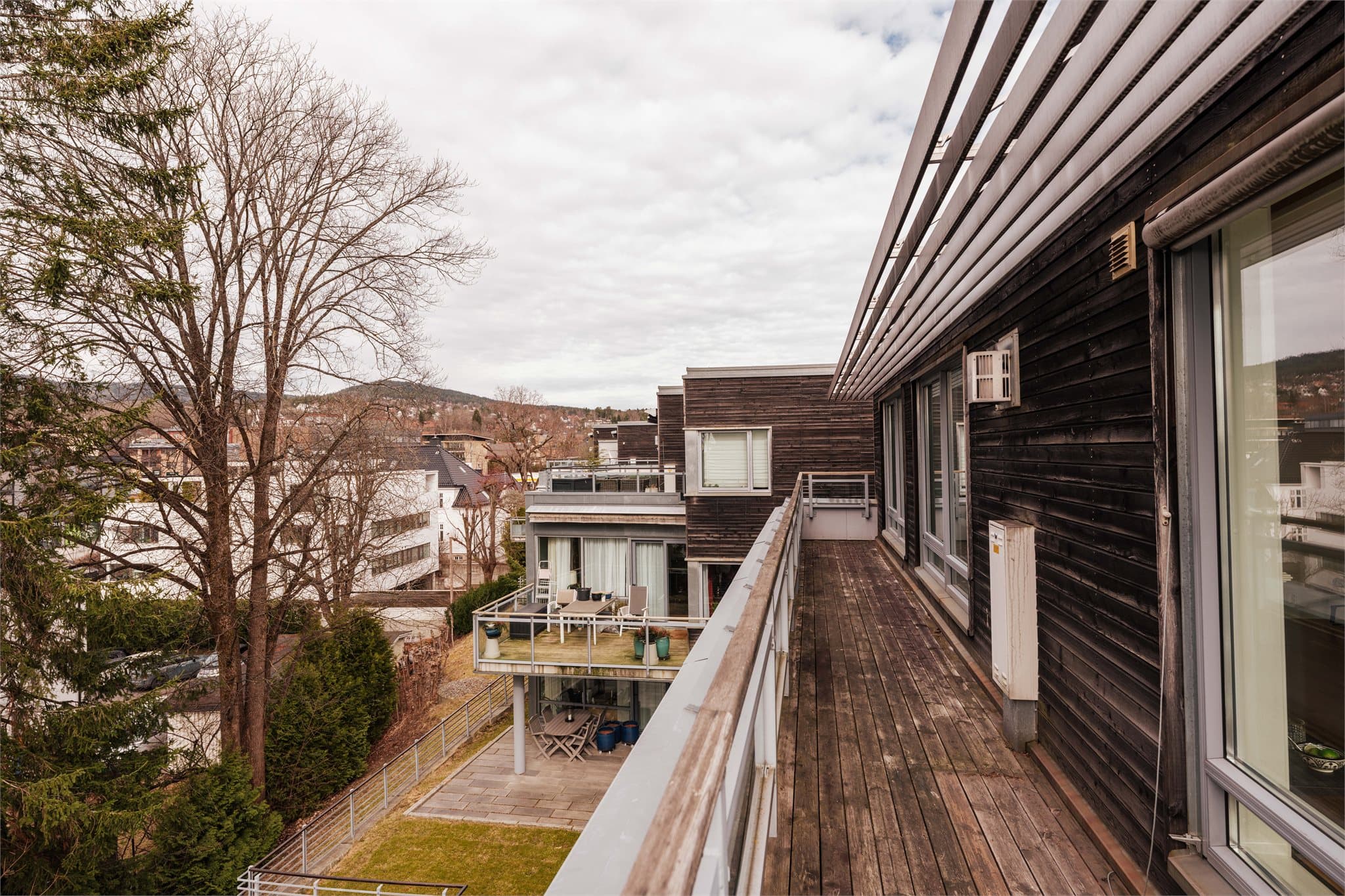 Balkongen strekker seg langs leiligheten og gir god plass til flere soner.