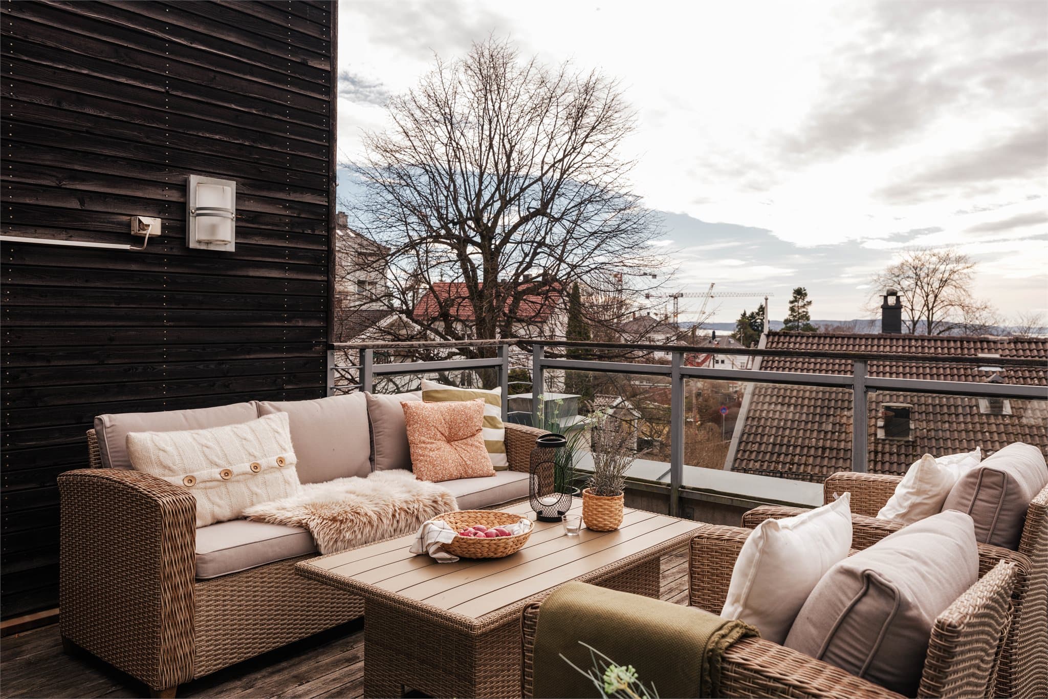 Den sørvestvendt balkongen på 30 m² byr på solforhold meste parten av dagen!