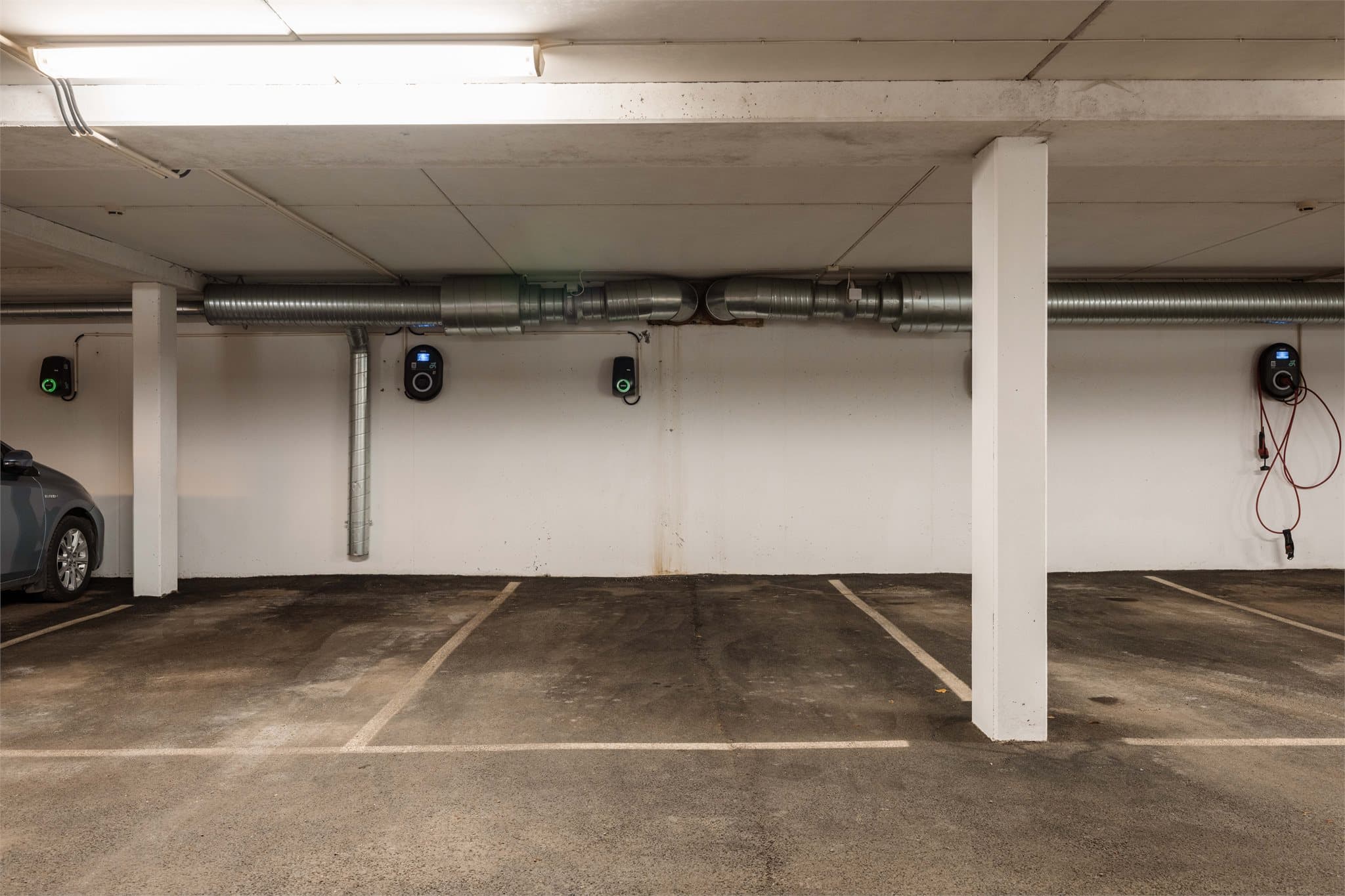 Det medfølger en parkeringsplass i lukket felles garasjeanlegg med el-bil lader, installert av Mer i 2021.