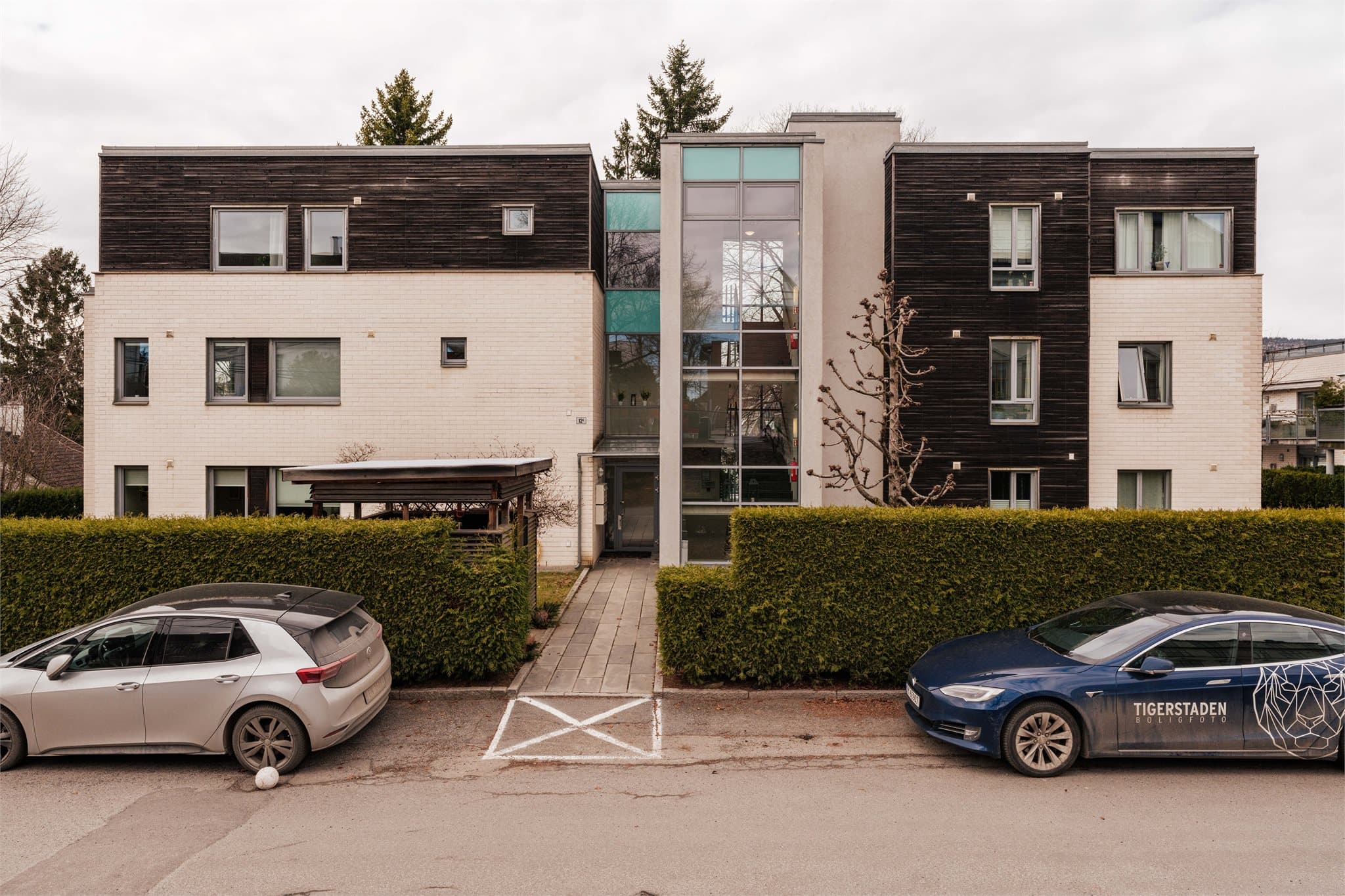 Leiligheten ligger i byggets øverste etasje, plassert til venstre.