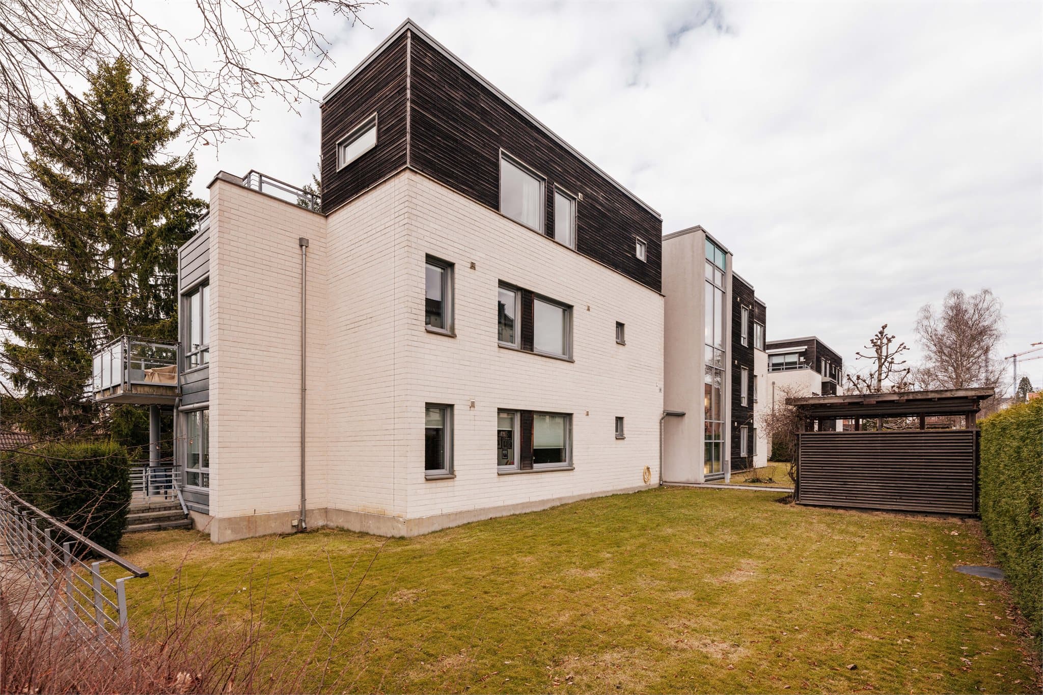 Sameiet har hyggelige fellesarealer med gressplen, trær og beplantning.