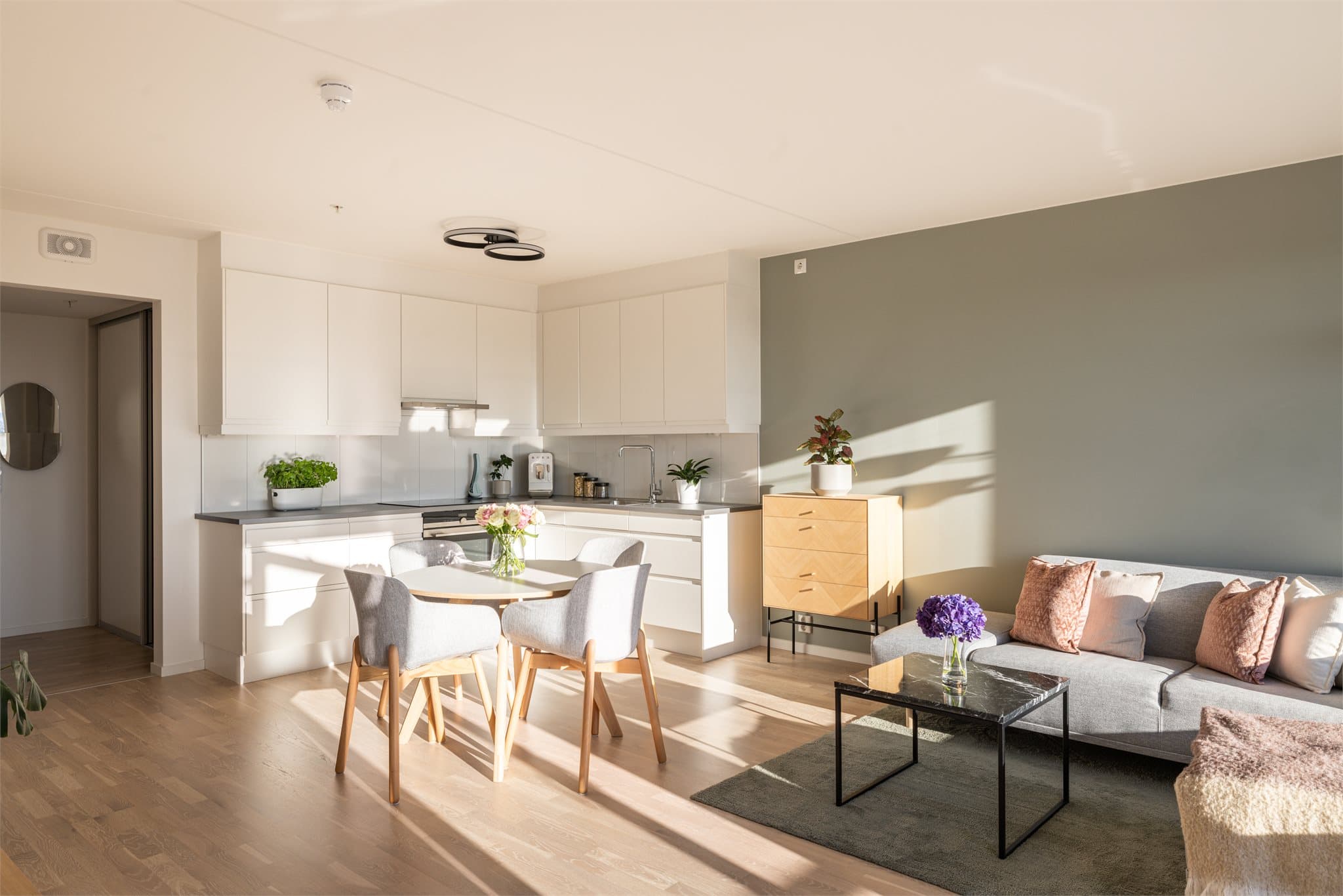 Lys og luftig stue med lekkert gulv og fine fargetoner.