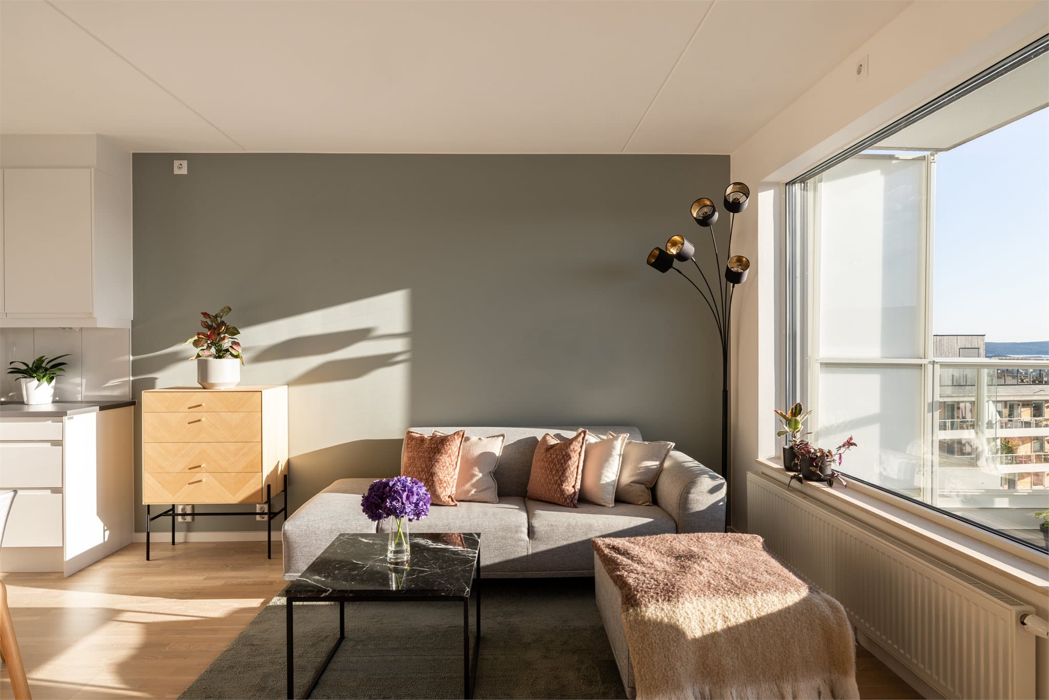 En romslig planløsning med store og gode rom. Her har du god plass til en sofa av størrelse så du kan invitere gjester på hyggelige selskap.