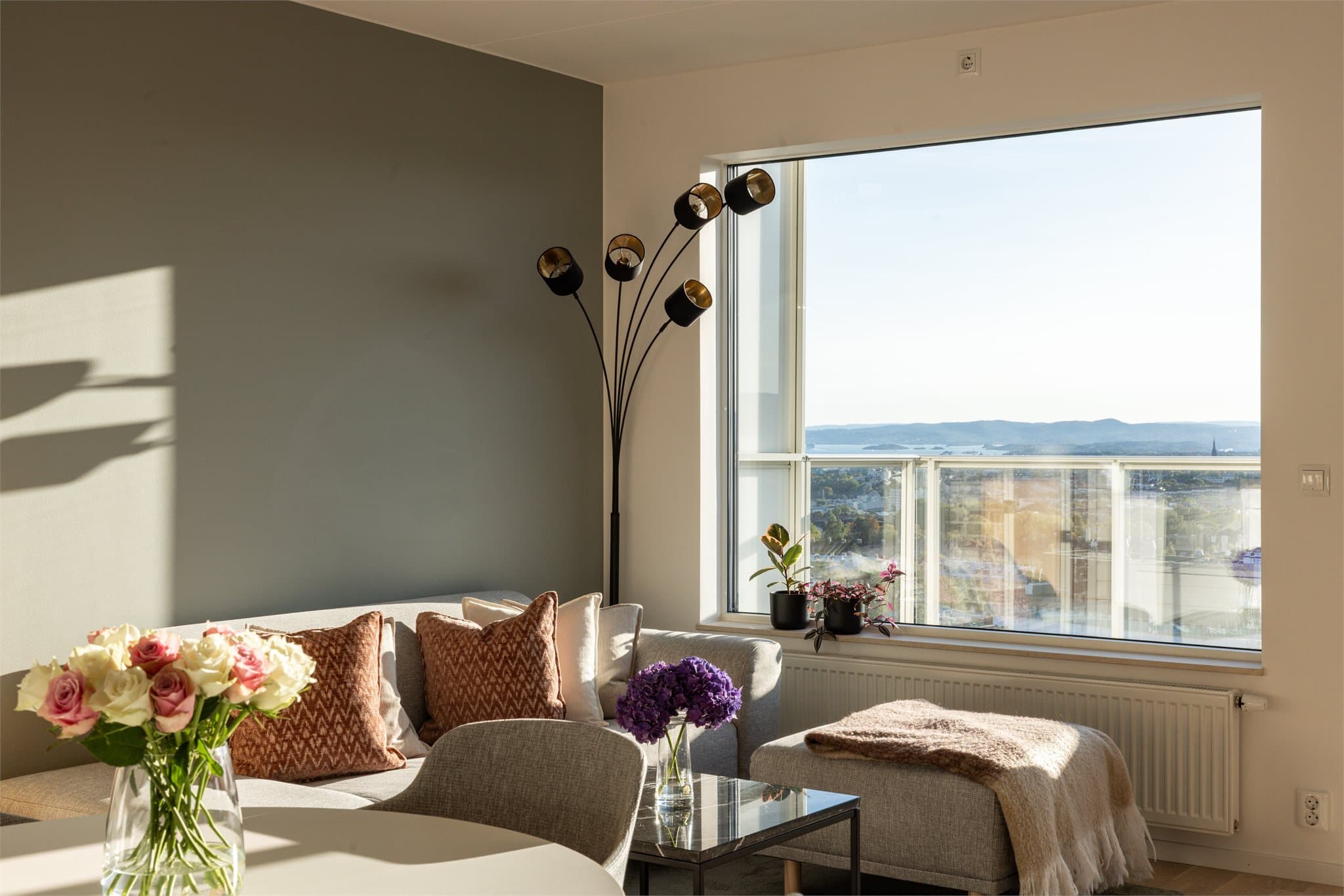 Romslig stue med store vindusflater som gir godt lysinnslipp og igjen, FANTASTISK utsikt!