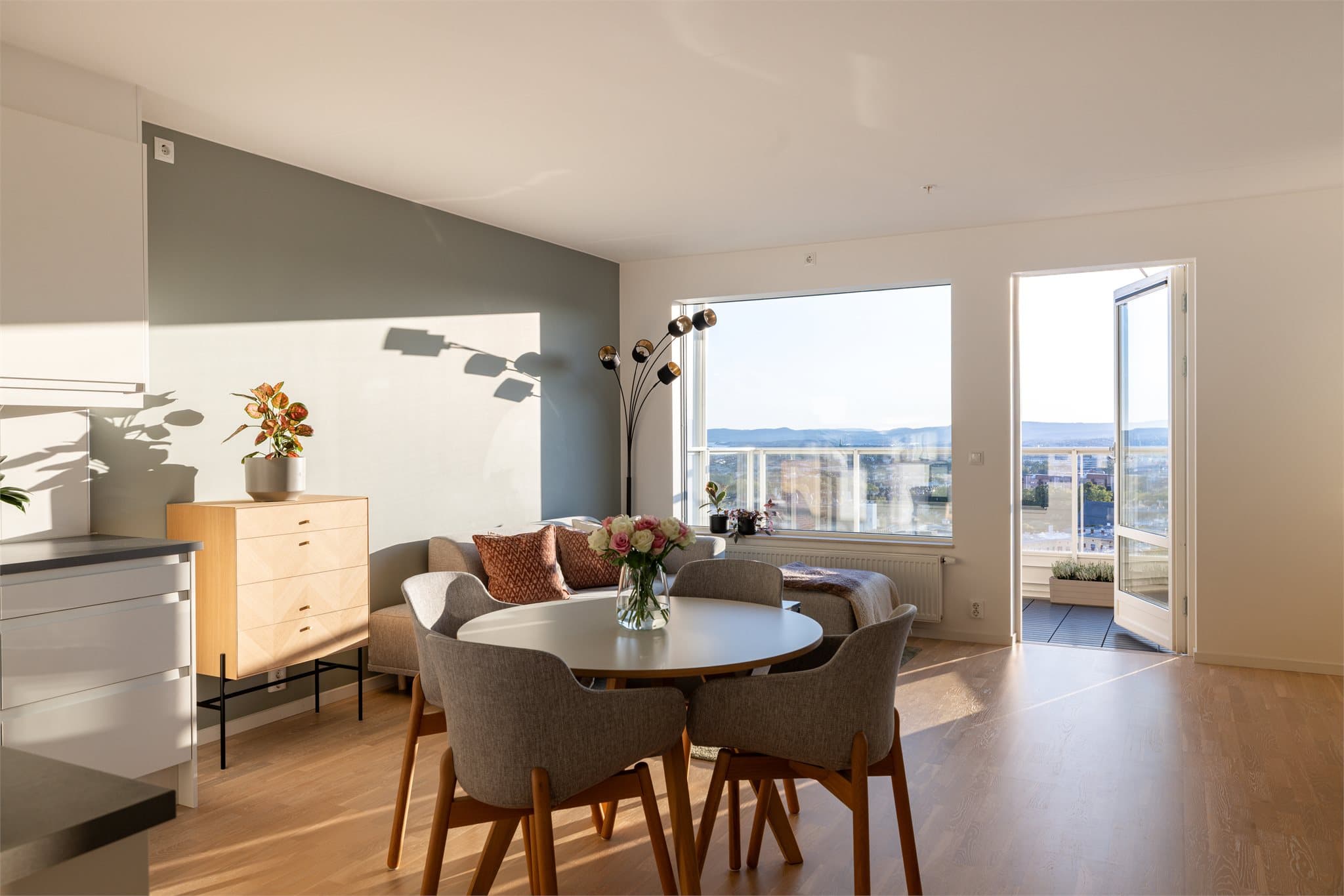 God plass til spiseplass hvor du kan nyte middagen til fin utsikt.