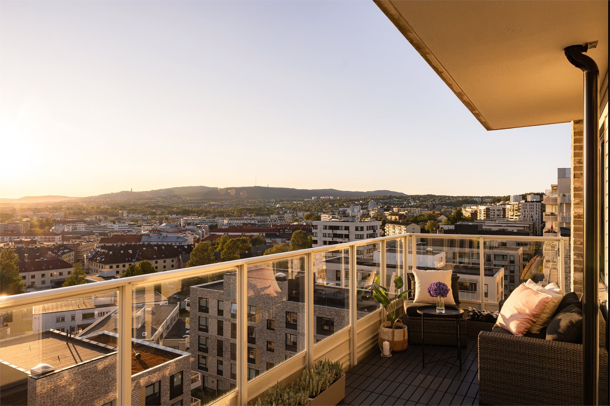 Boligen har ingen boligblokker foran som gir innsyn inn, så her kan du bo skjermet på toppen.