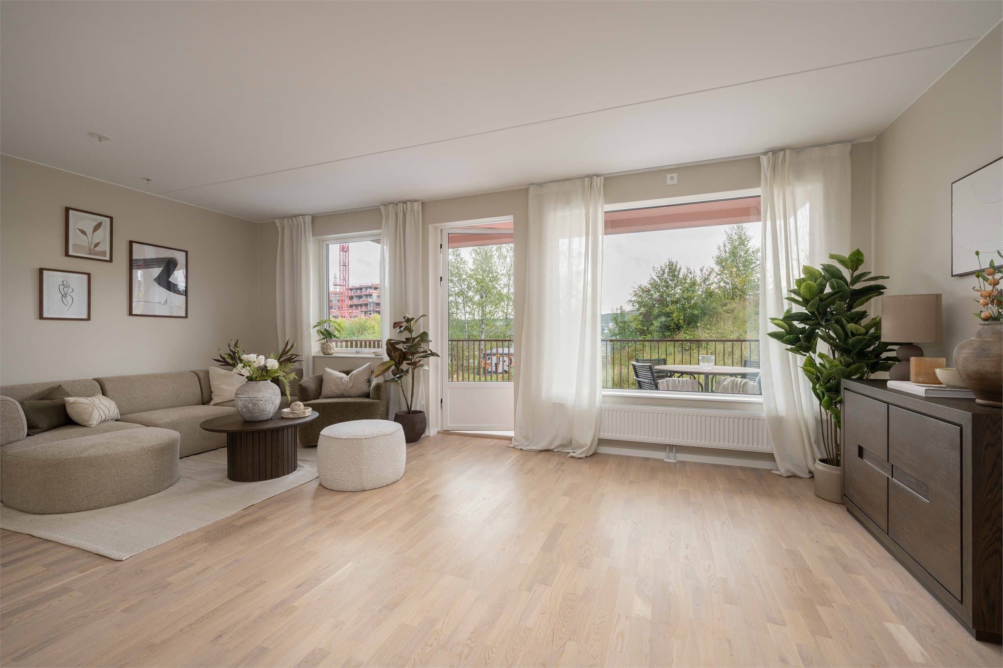 Leiligheten har en god og romslig planløsning med en romslig sone for stue og spisestue.