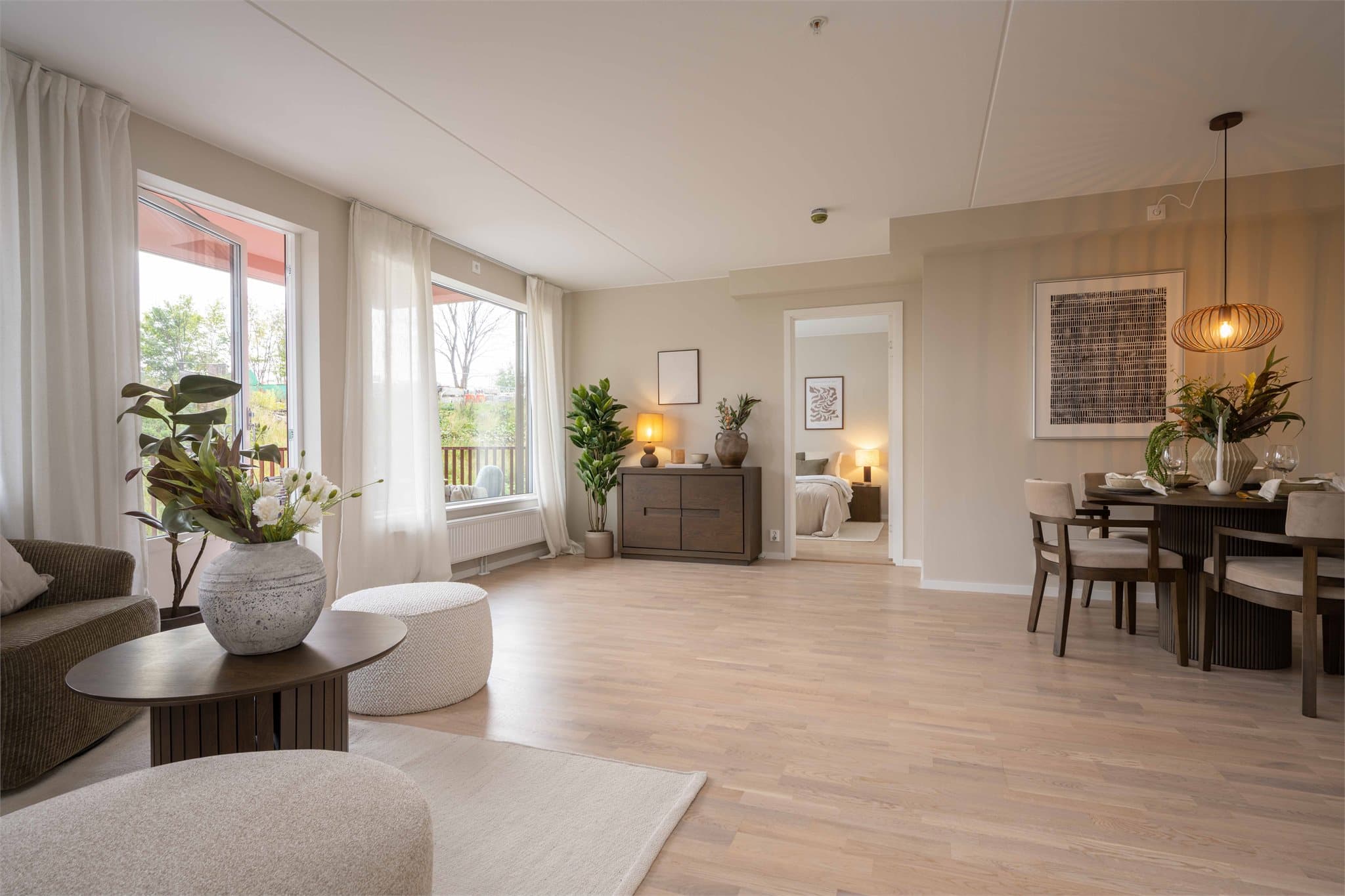 Fra stuen er det adkomst til ett av soverommene.