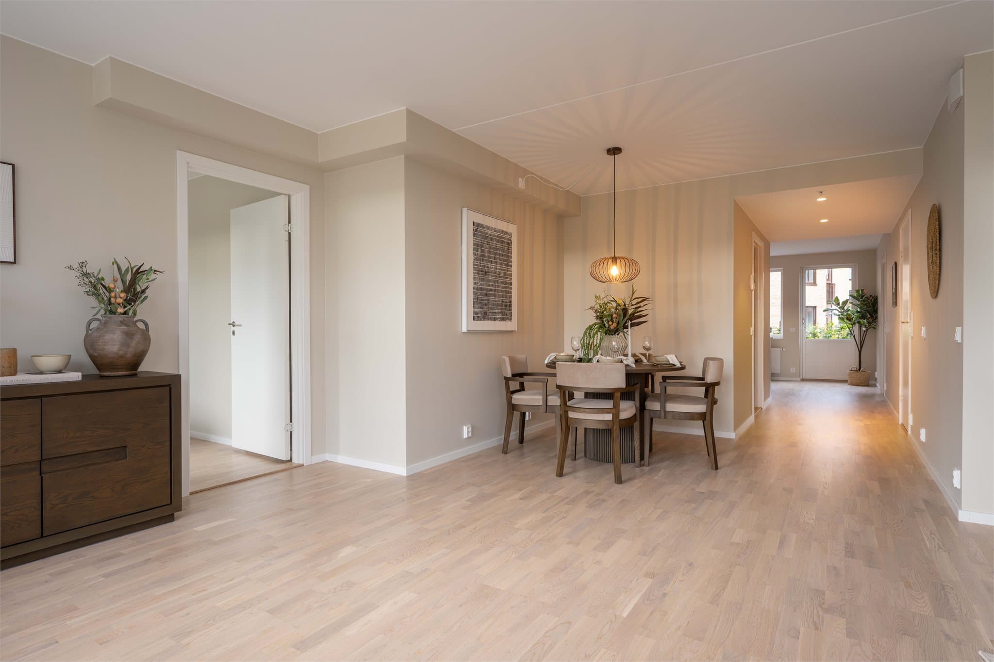 Den gjennomgående løsningen gir en god romfølelse og utsyn til begge sider av bygget.