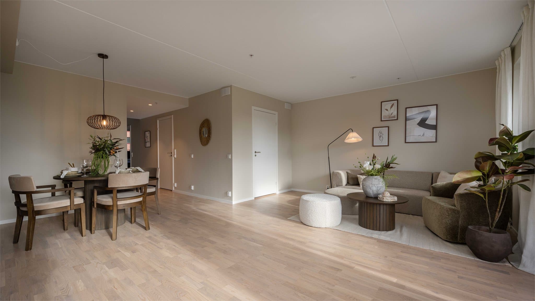 Med et totalareal på 87 m² er det god plass til både sofagruppe og spisebord.