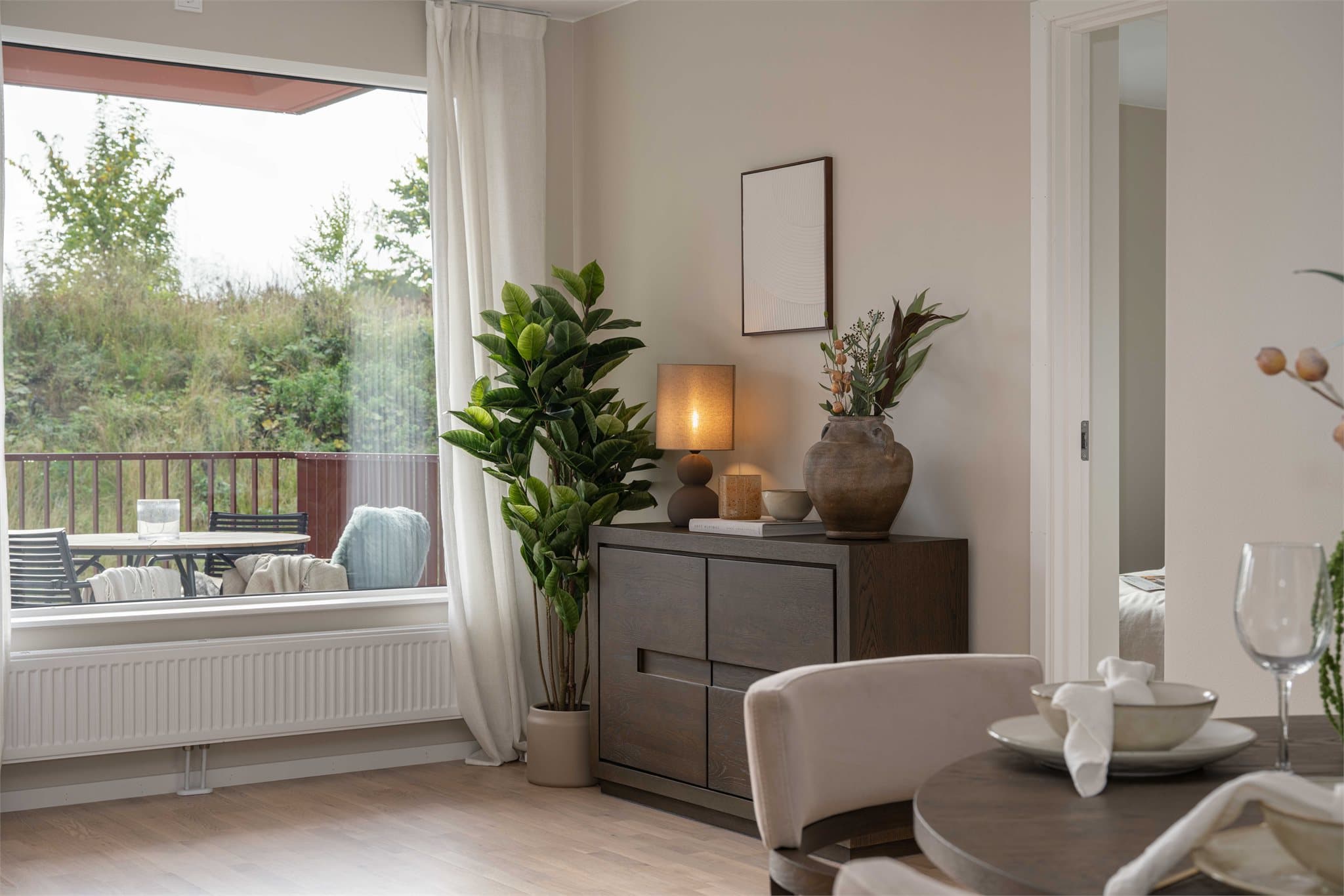 Den direkte utgangen til balkongen utvider stuen på varme dager.