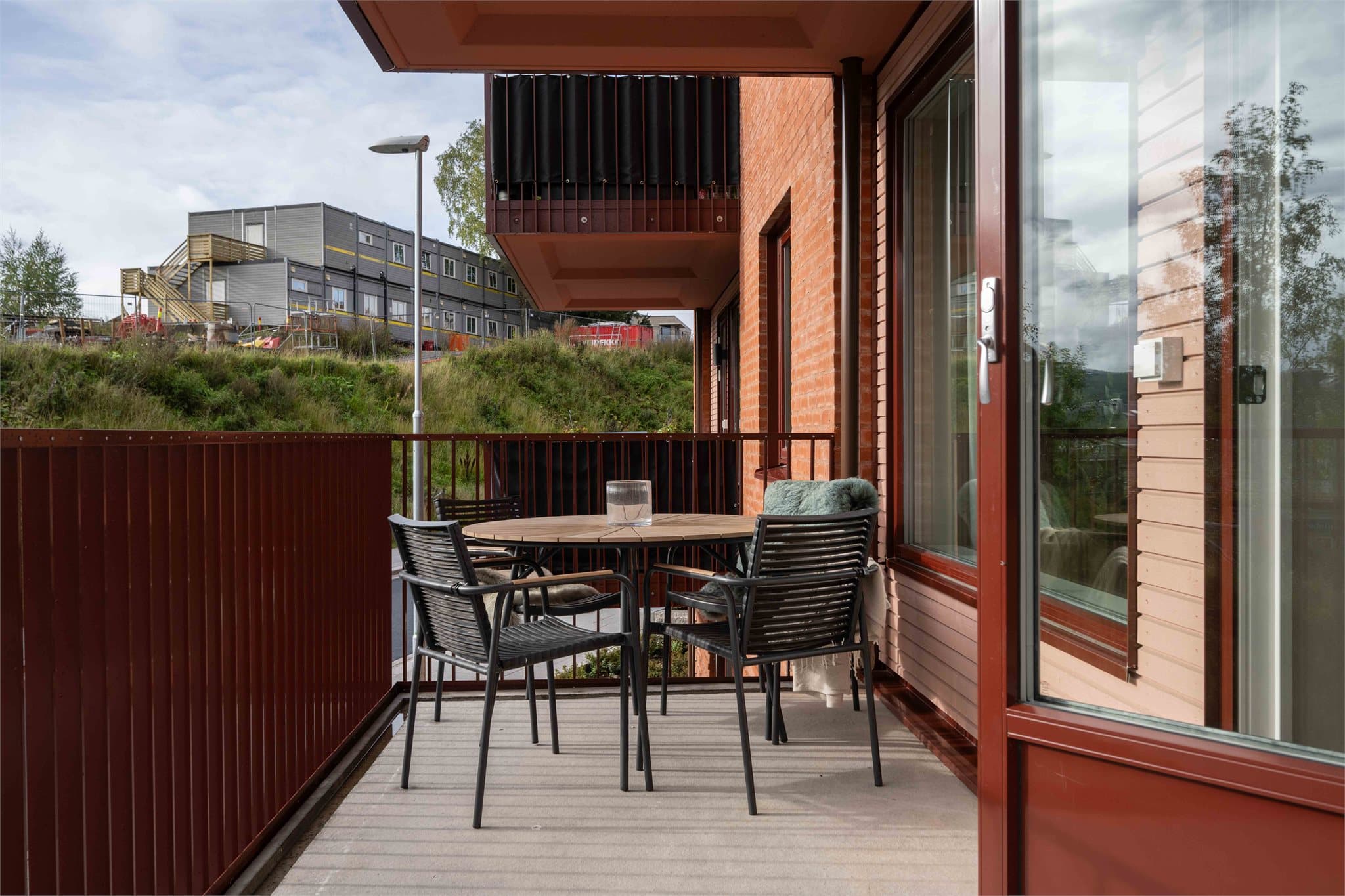 Den sørøstvendte balkongen har god plass til en sittegruppe og utgang fra stuen.