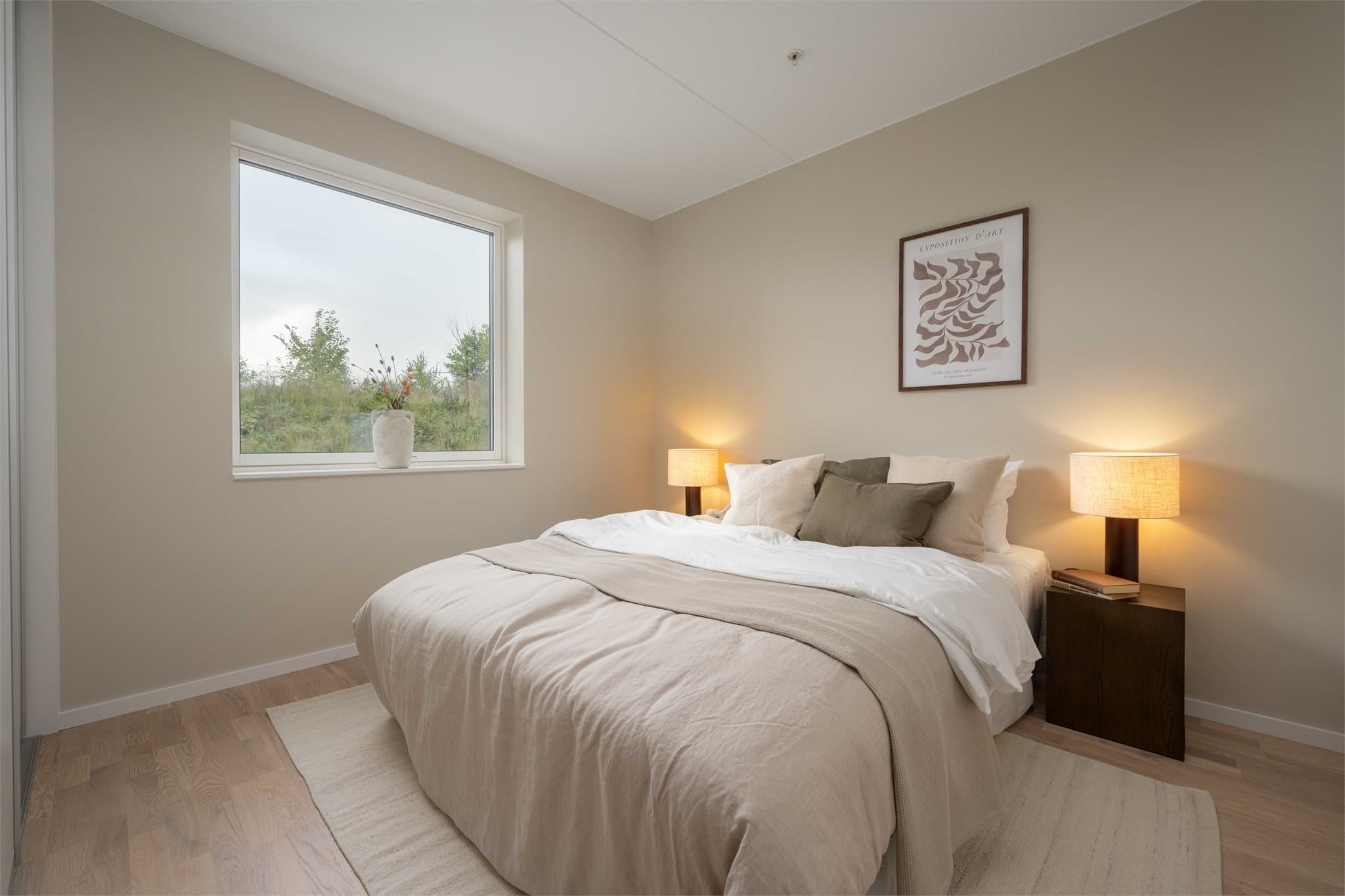 Hovedsoverommet er romslig med god plass til dobbeltseng og nattbord.