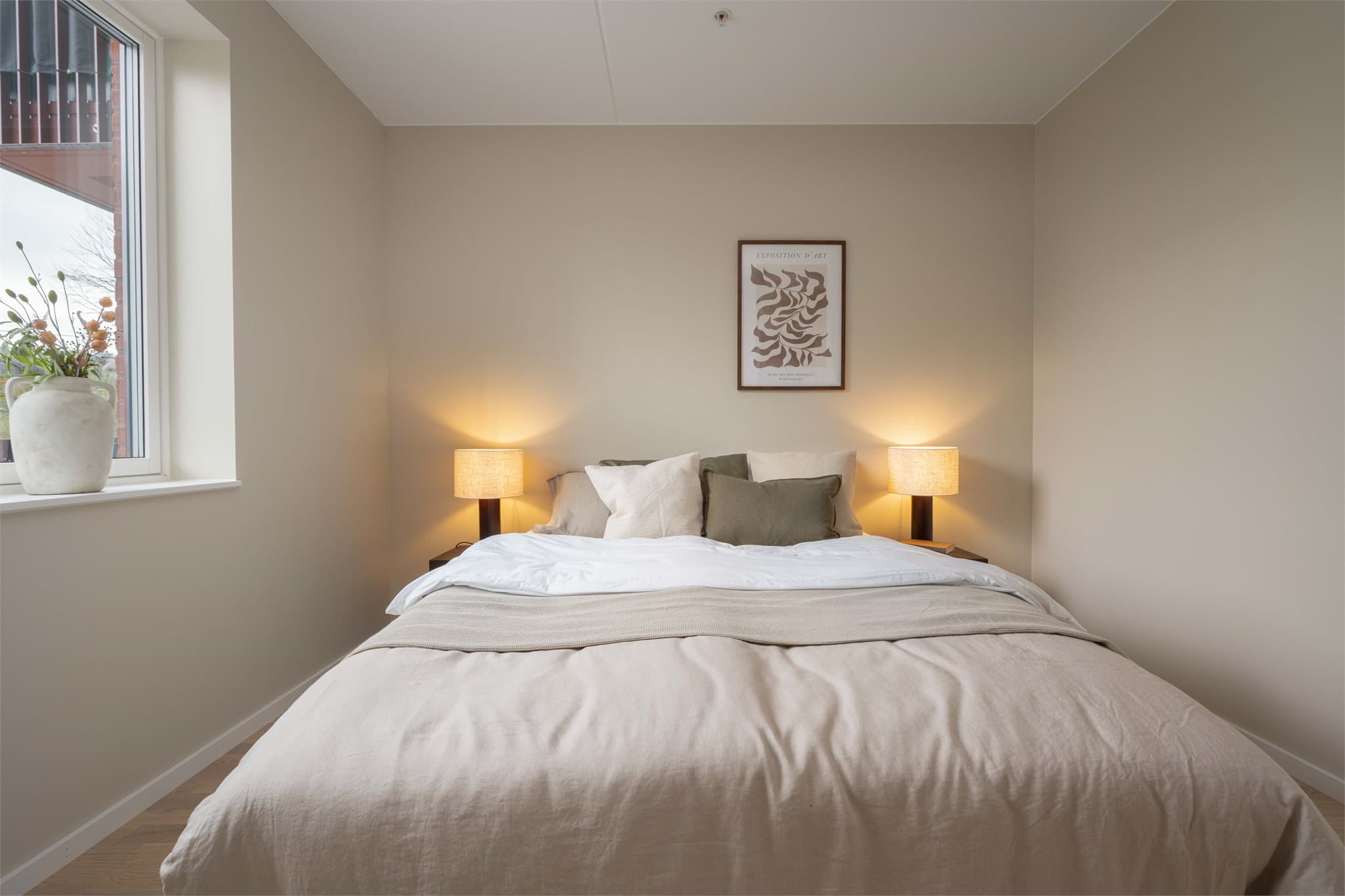 Rommet har en rolig plassering i leiligheten, vendt mot et grøntareal.