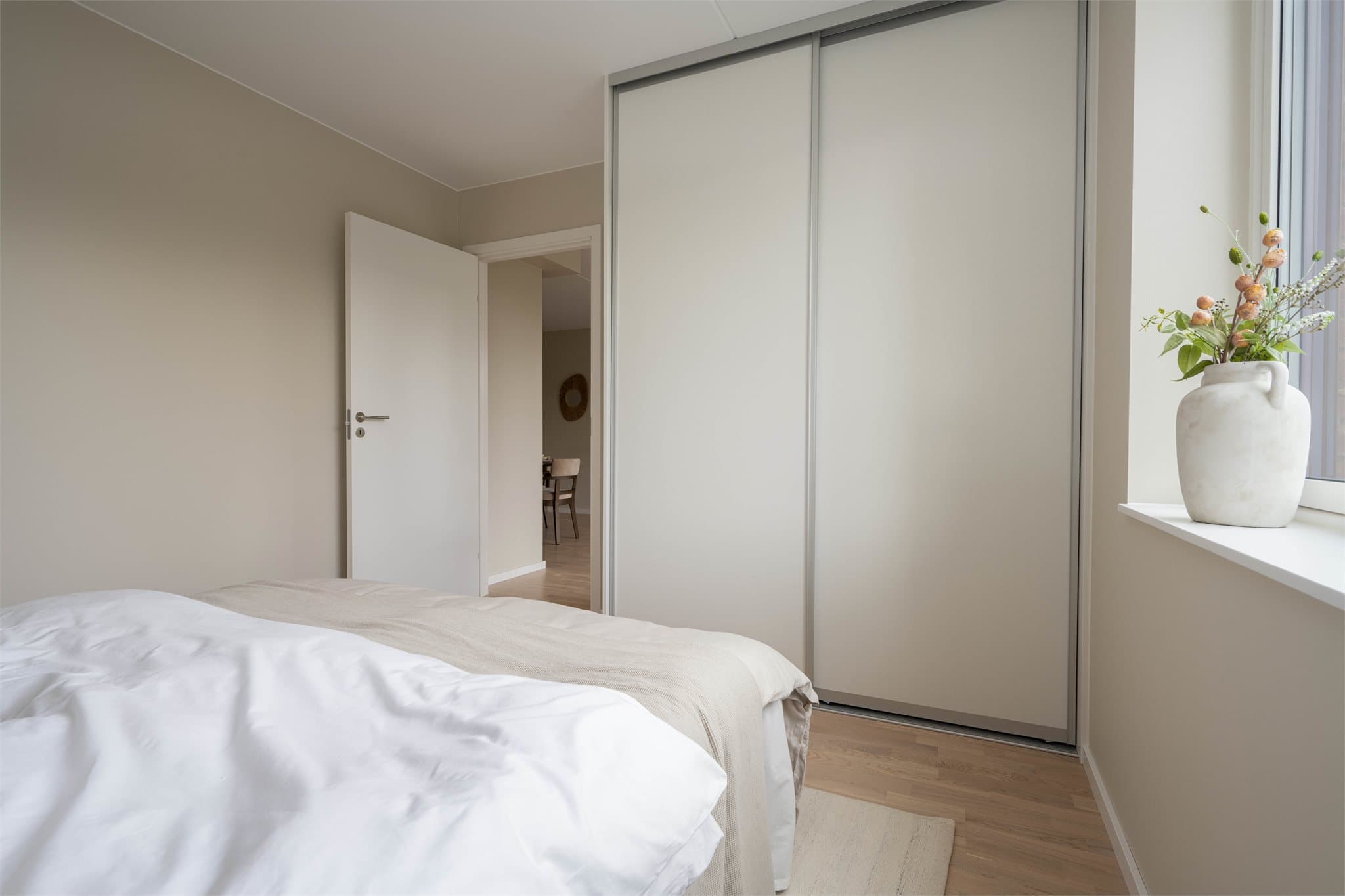 Praktisk skyvedørsgarderobe gir rikelig med oppbevaringsplass.