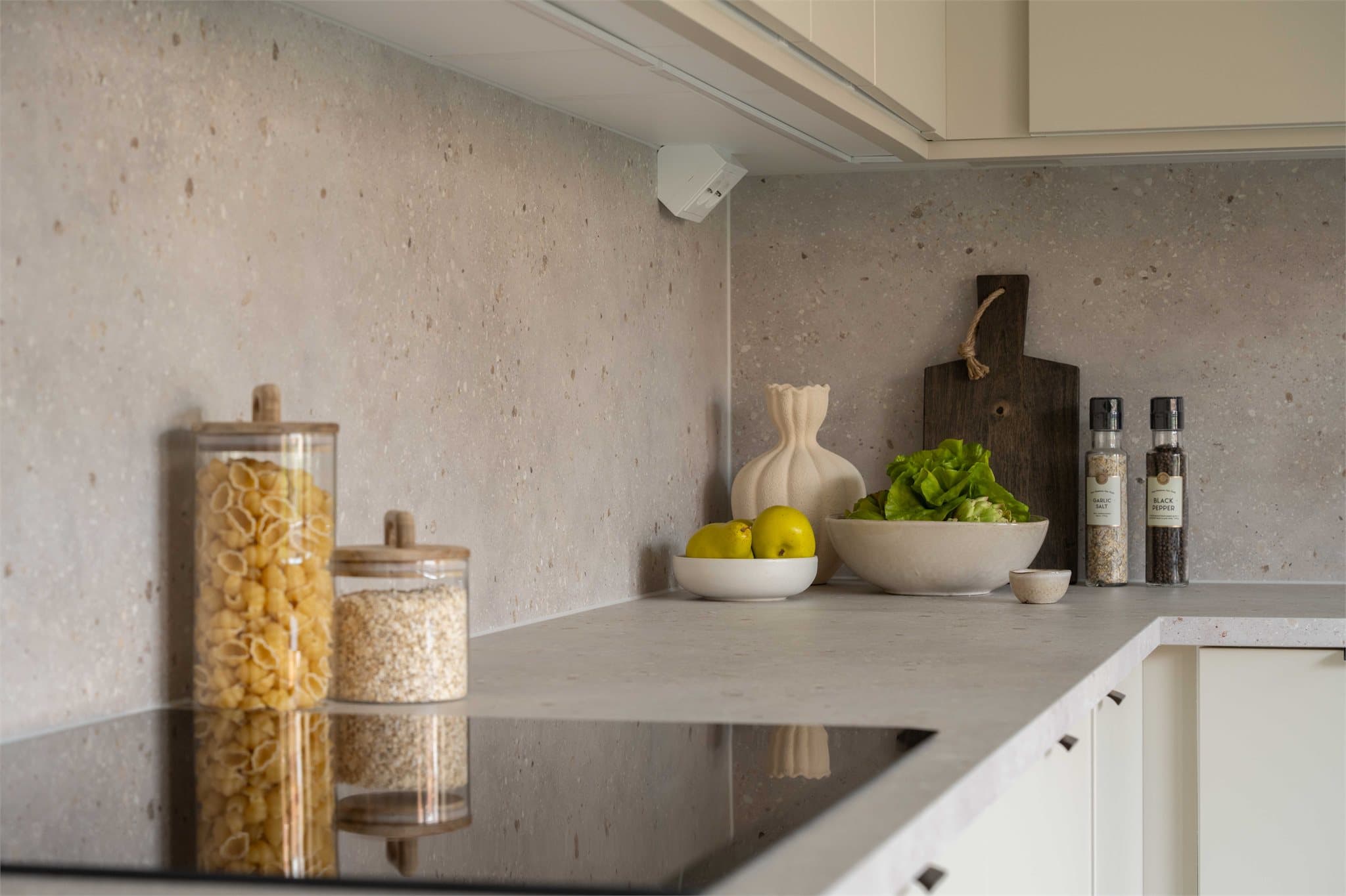 Praktiske detaljer som underlimt vask og LED-arbeidslys under overskapene.