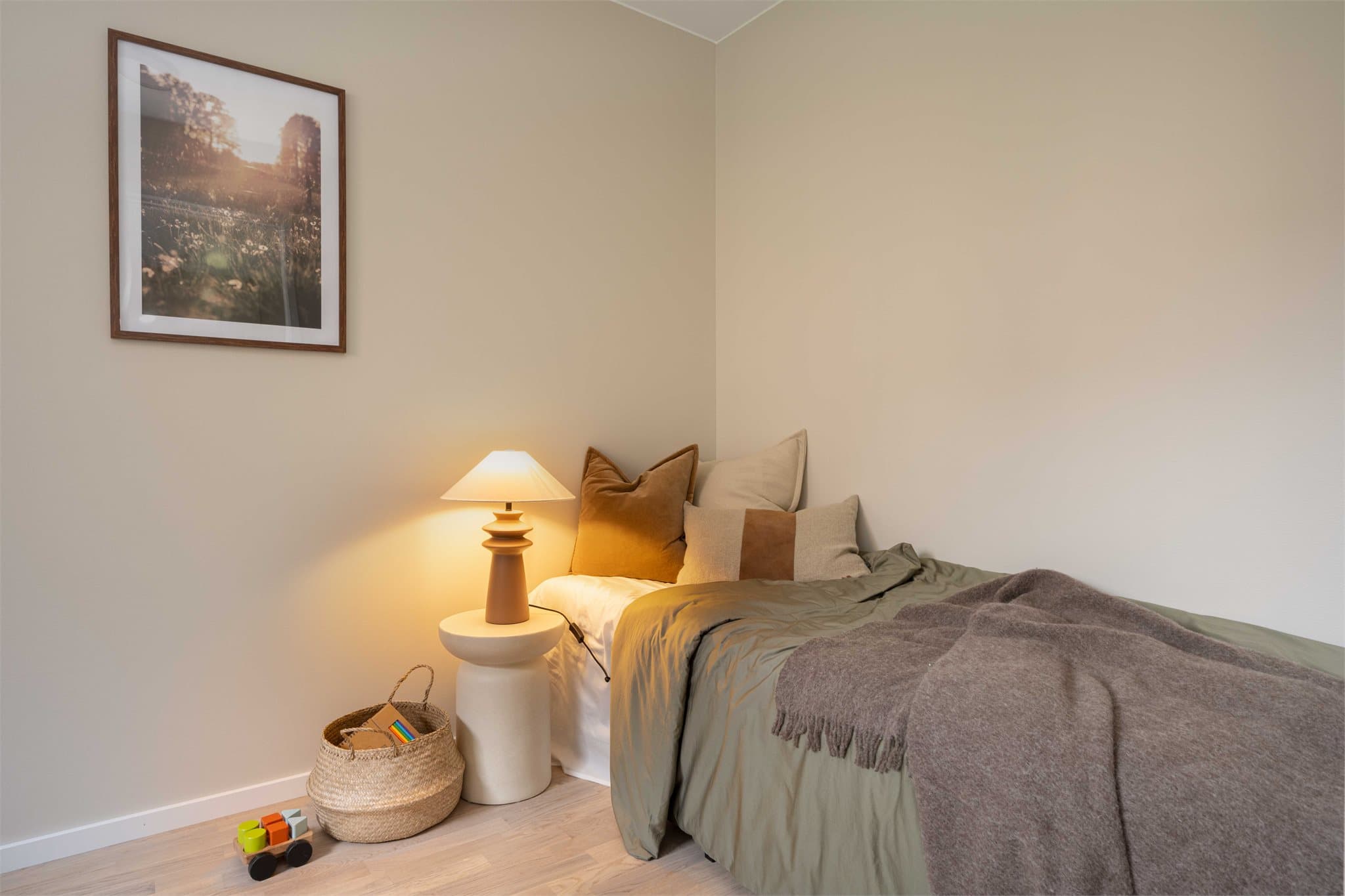 Leilighetens andre soverom passer godt som barnerom, gjesterom eller kontor.