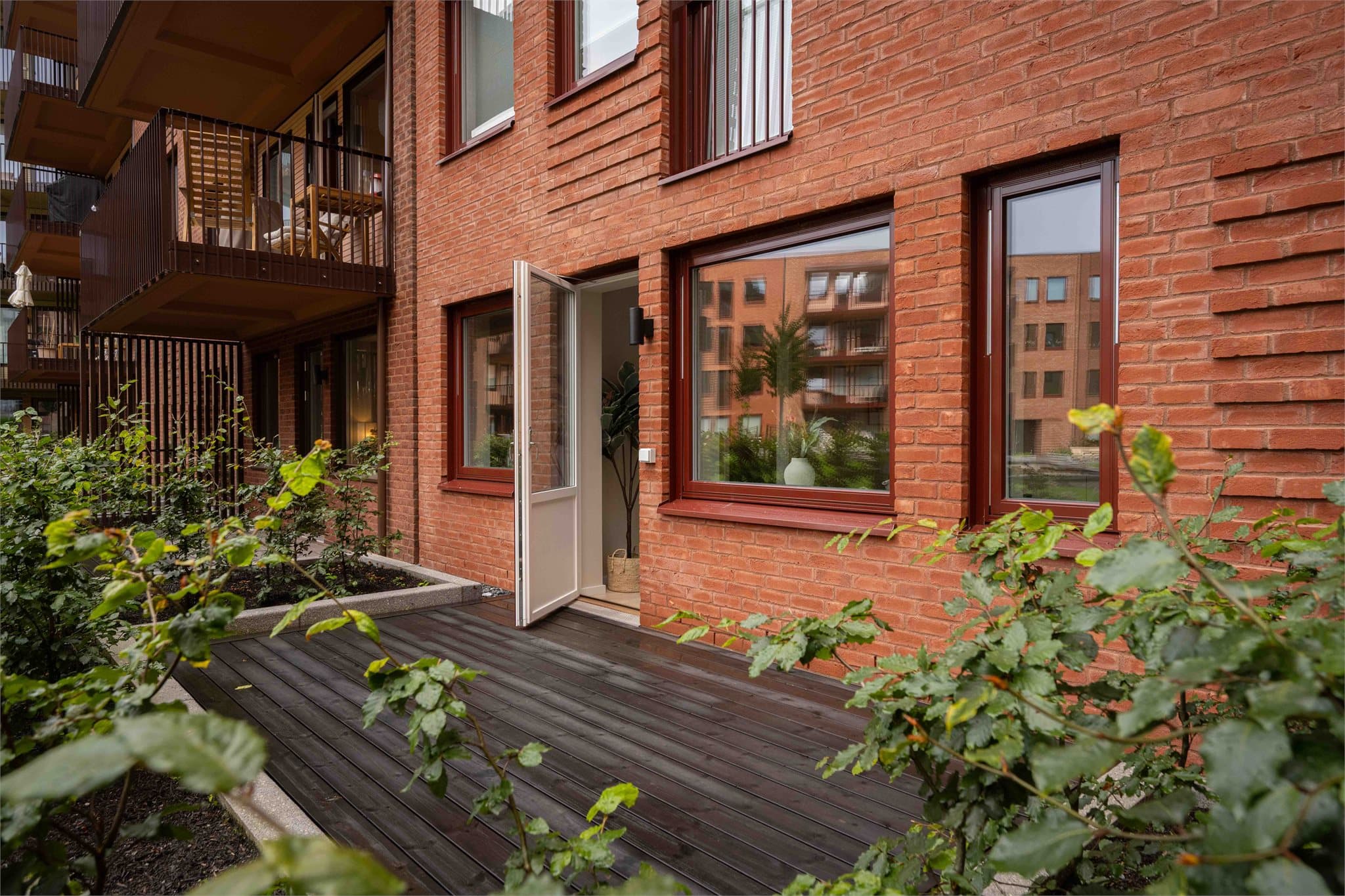 Privat uteplass med utgang fra kjøkkenet.